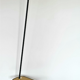 Lampadaire tripode mid-century avec tablette en metal perforé