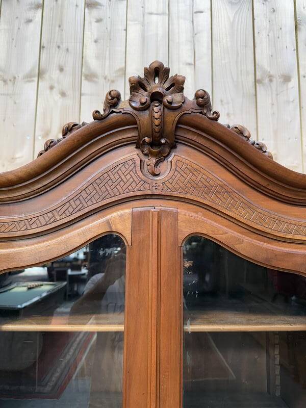 Vitrine - Bibliotheque étroite de style Louis XV en noyer