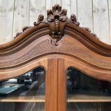 Vitrine - Bibliotheque étroite de style Louis XV en noyer