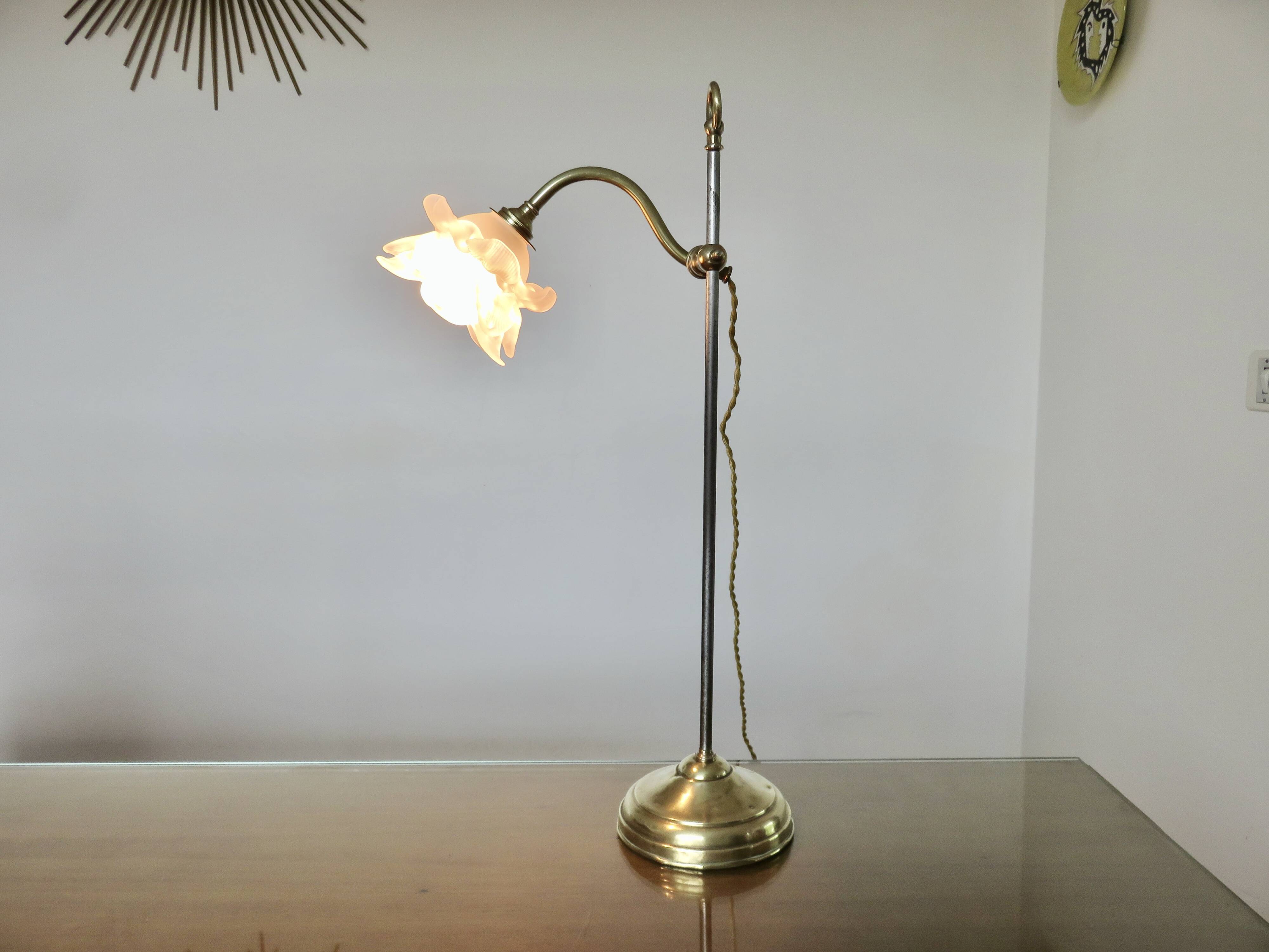 Art Nouveau jeweler's lamp in bronze and glass paste tulip