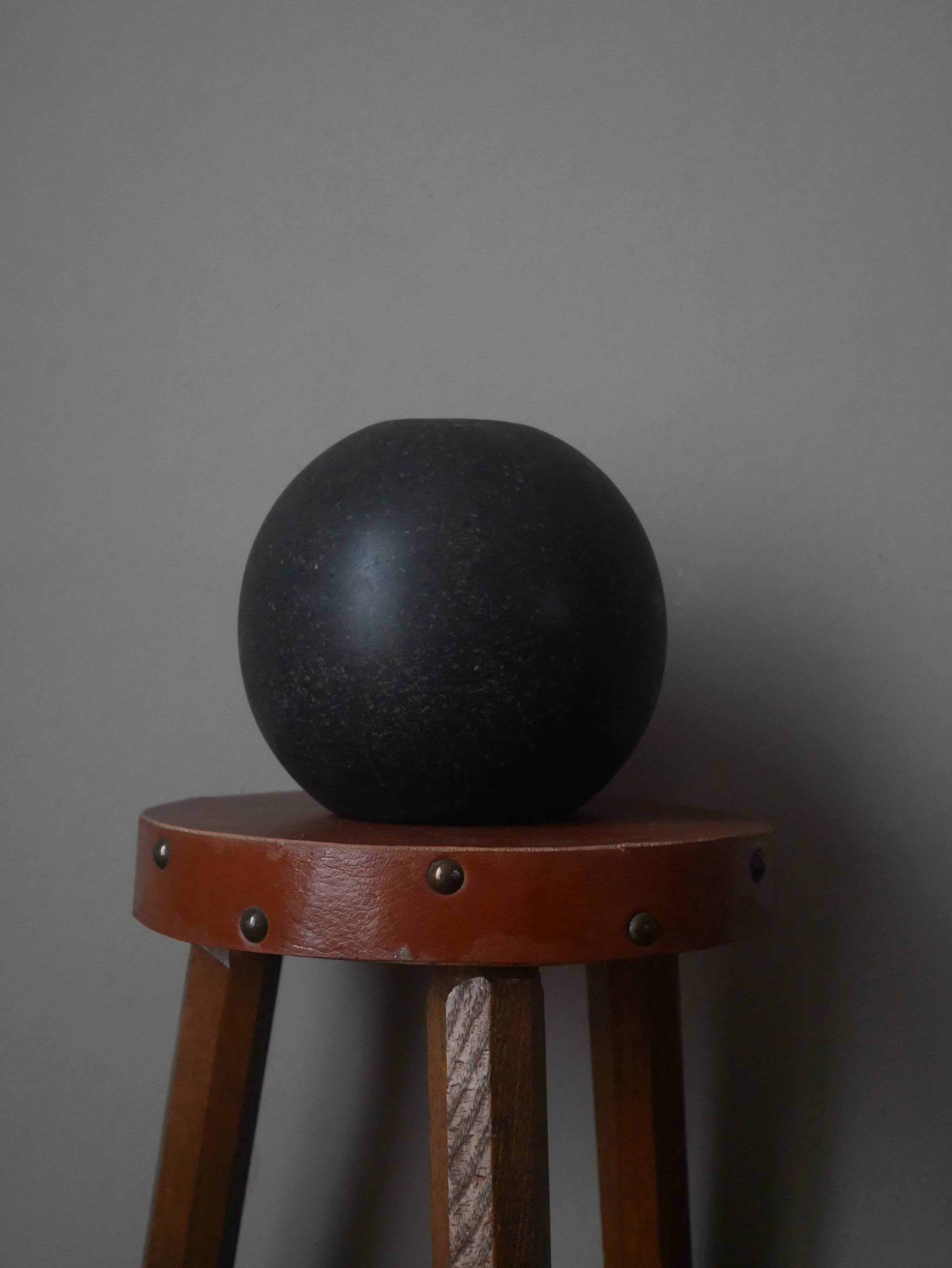 Vase boule en céramique artisanal japandi