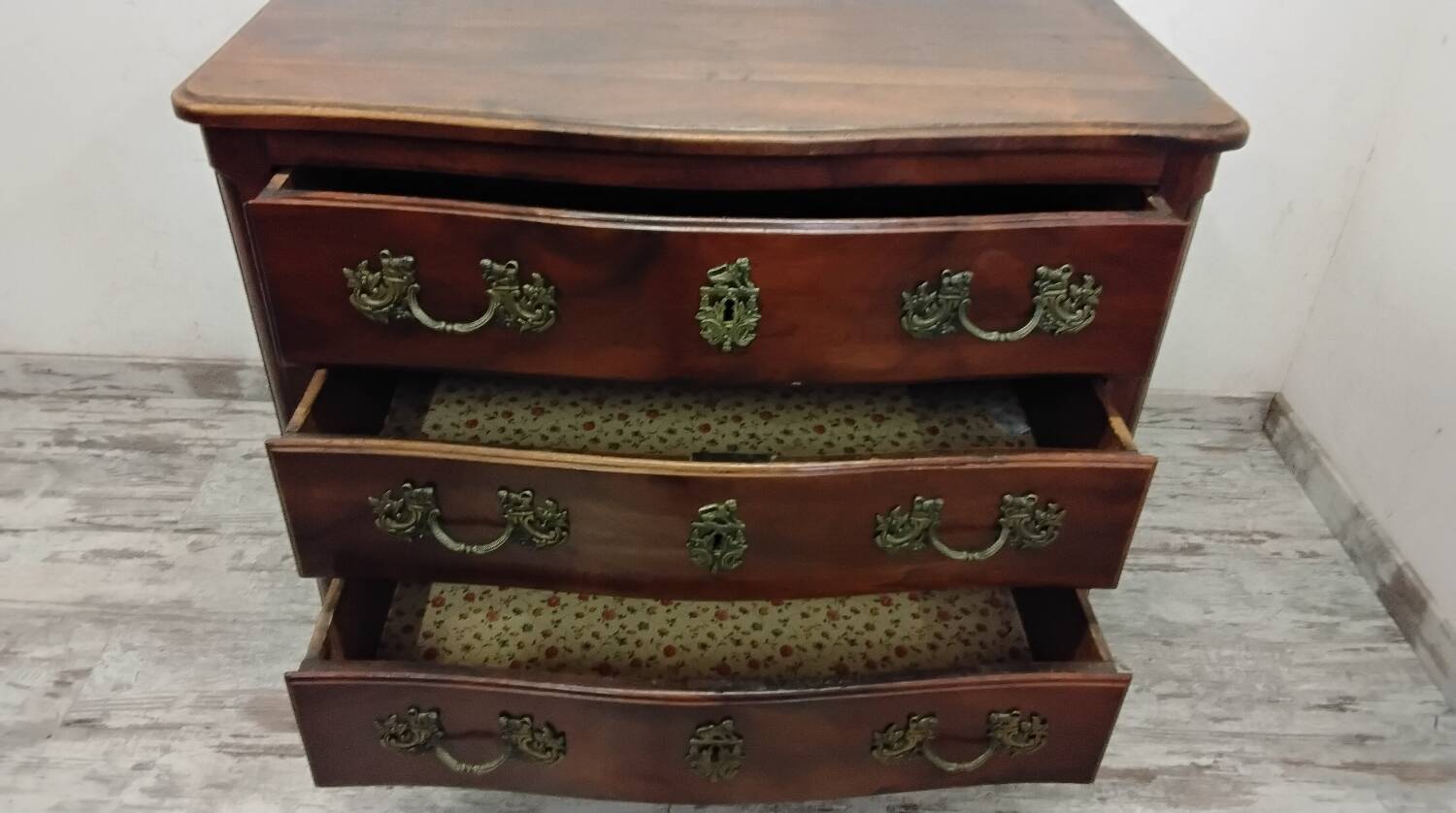 Rustic walnut chest of drawers from the 18th century