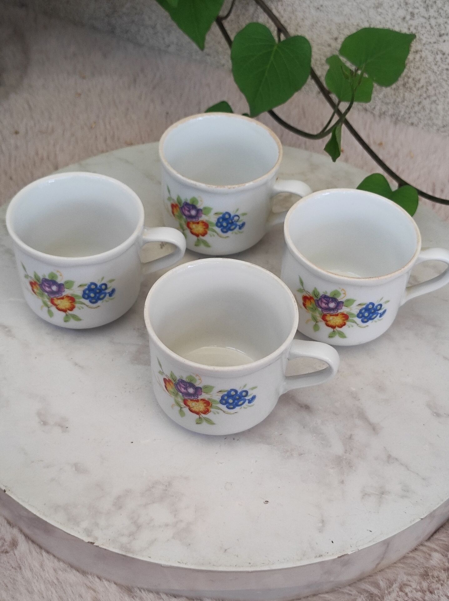 Coffee cup with floral design in porcelain