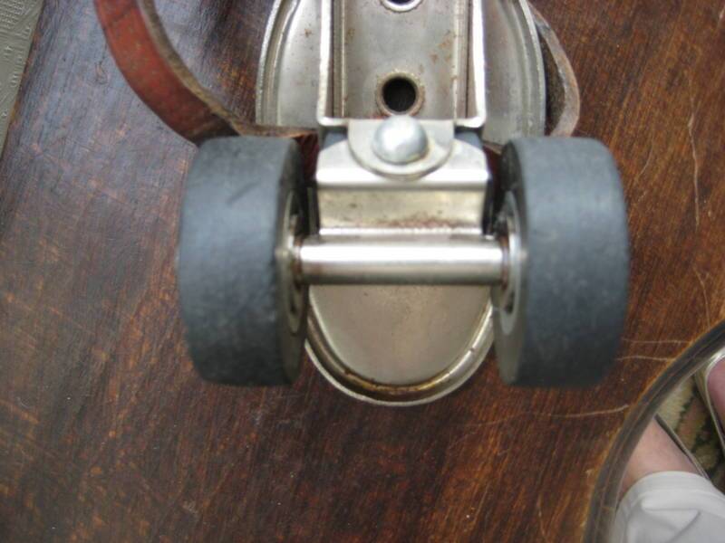 patins à roulettes 1945  sports  Une Paire soit  2 patins à roulettes acier