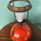 Lampe en céramique HAK Herman Kähler Art Déco, vers 1930, globe orange avec détails en laiton.