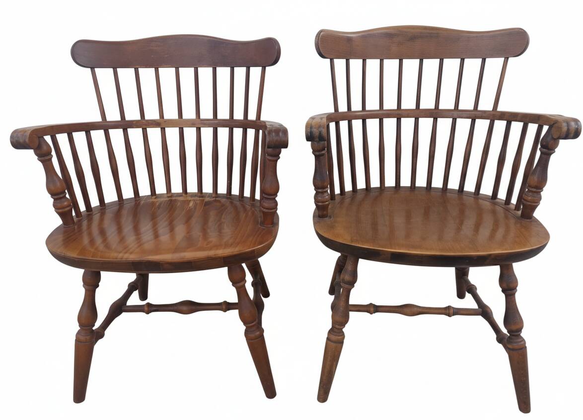Pair of Windsor armchairs - Noticeable signs of use