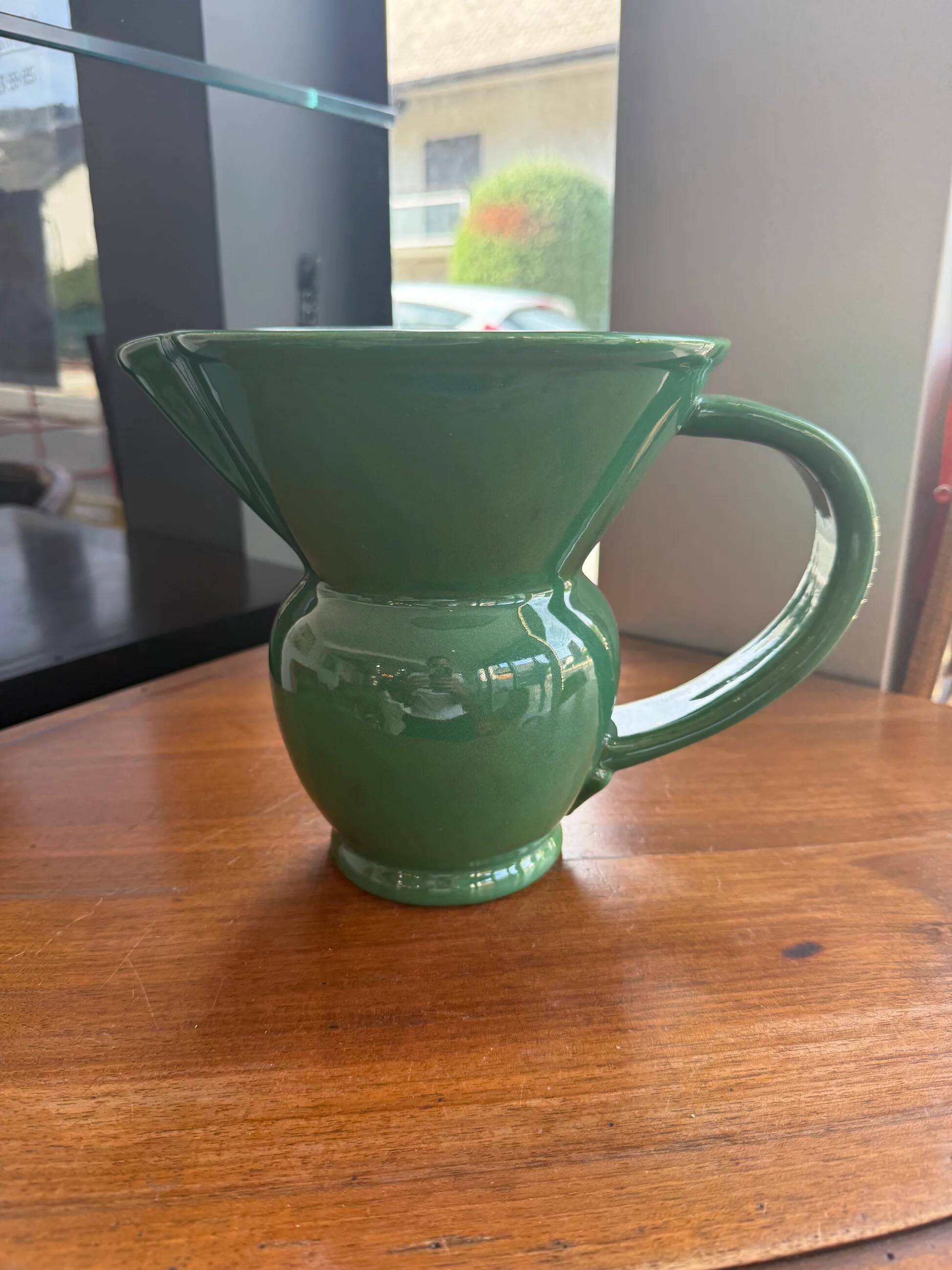 Pichet, pot à eau en faïence émaillée verte – HB Quimper, période art déco