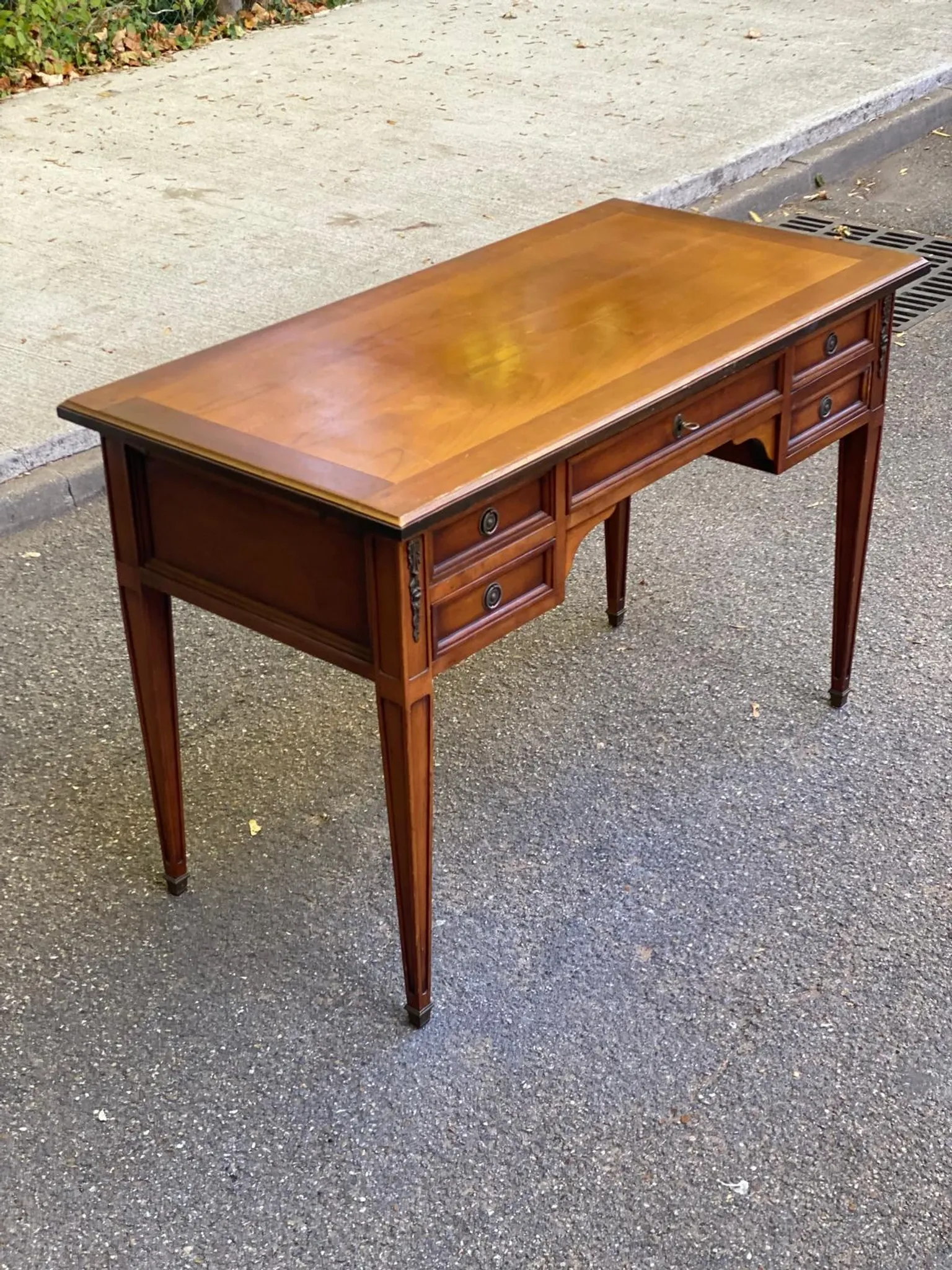 Bureau Roche Bobois en merisier massif style Louis XVI avec tirettes