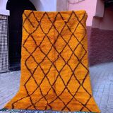 Tapis d'art Beni oren, tapis marocain fait main, tapis jaune noir rouge, tapis jaune abstrait.