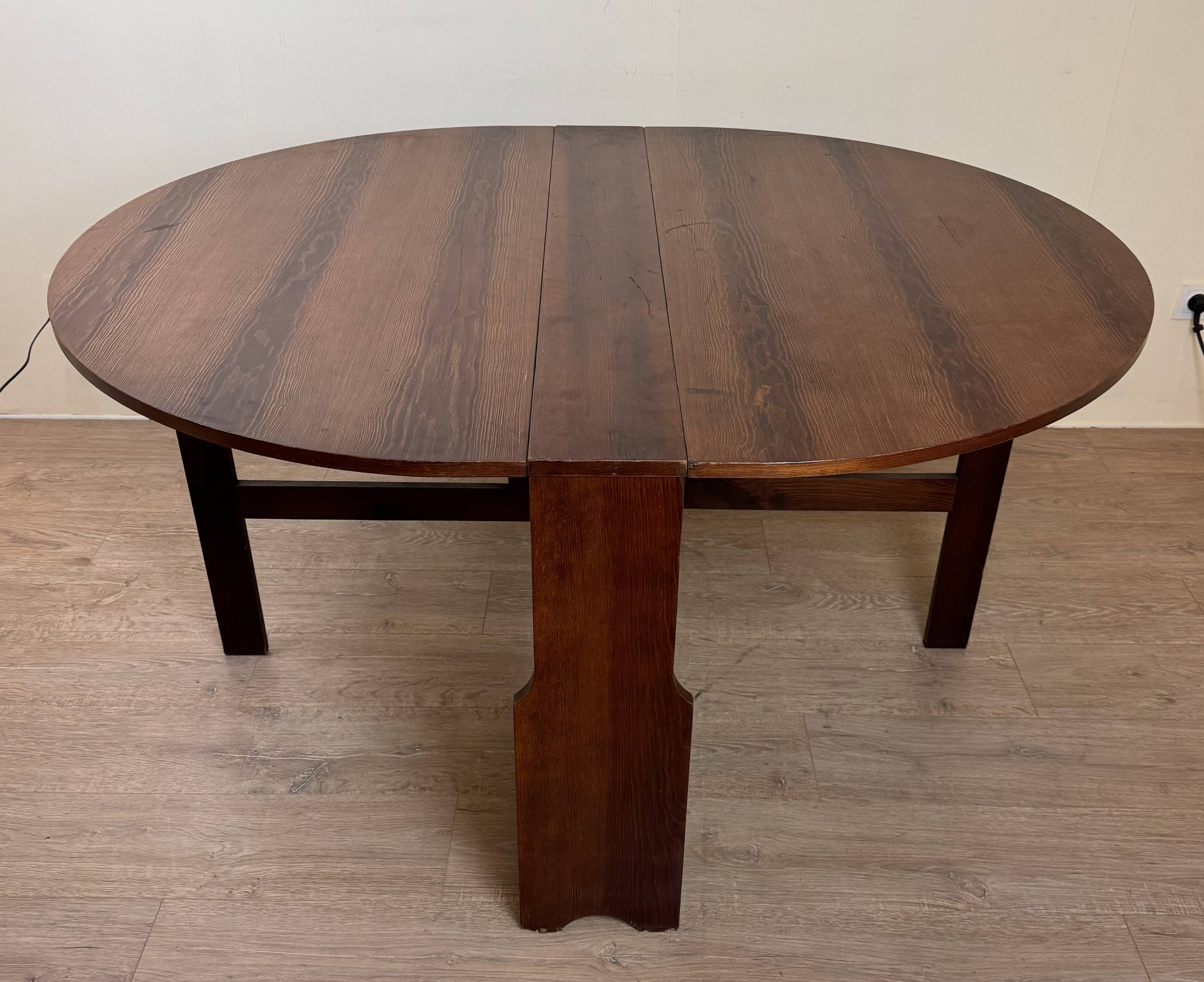 Large oval Gateleg folding table with two leaves in Rio rosewood