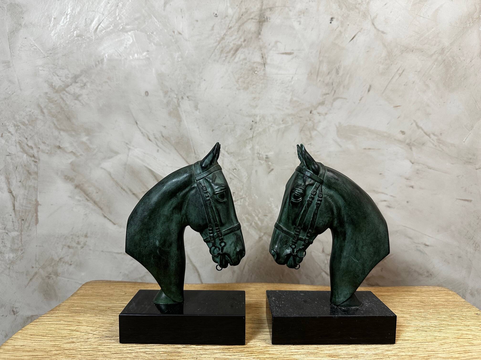 Serres livres chevaux en régule
