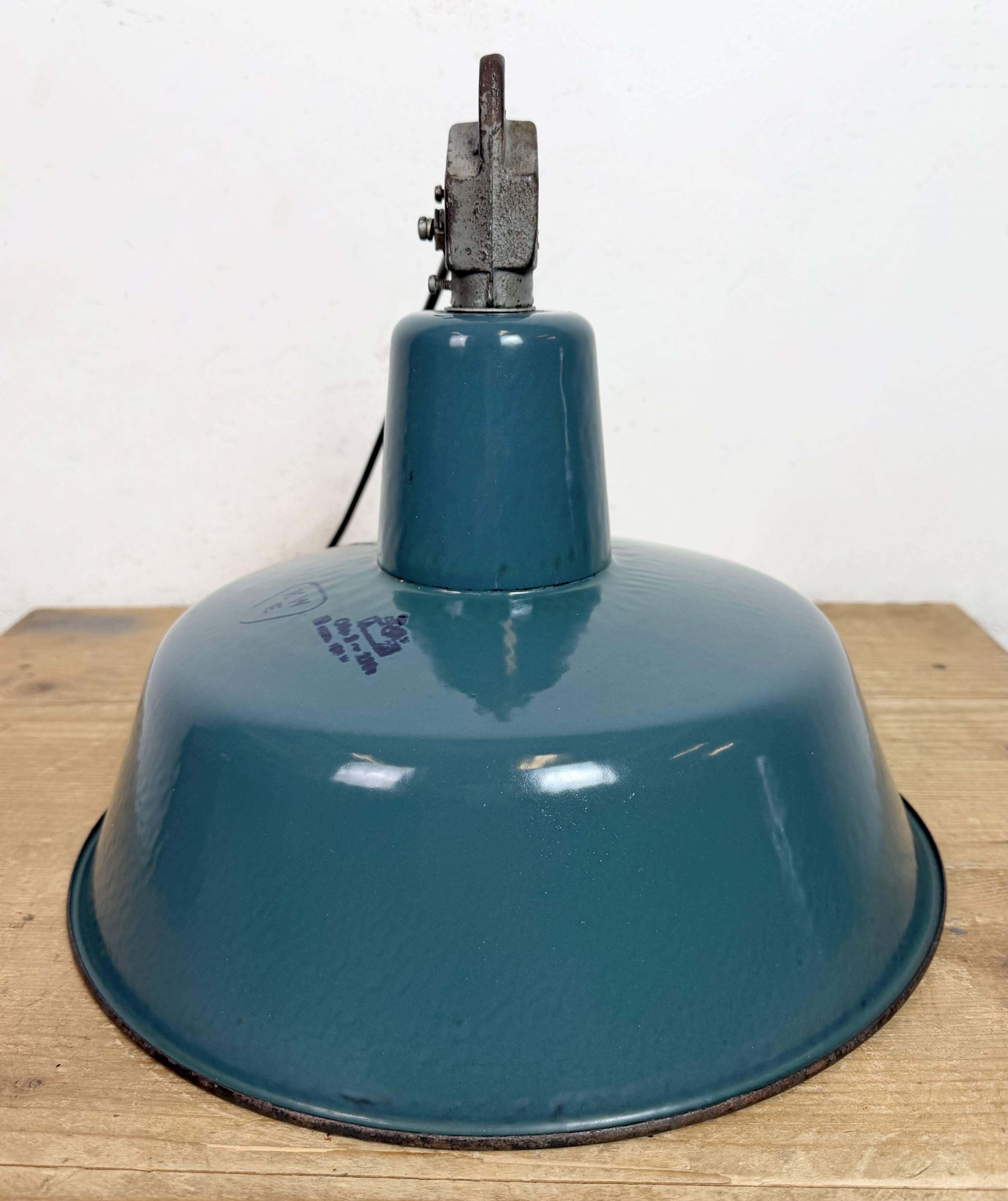 Lampe d'usine en émail pétrolier industriel avec dessus en fonte, années 1960.