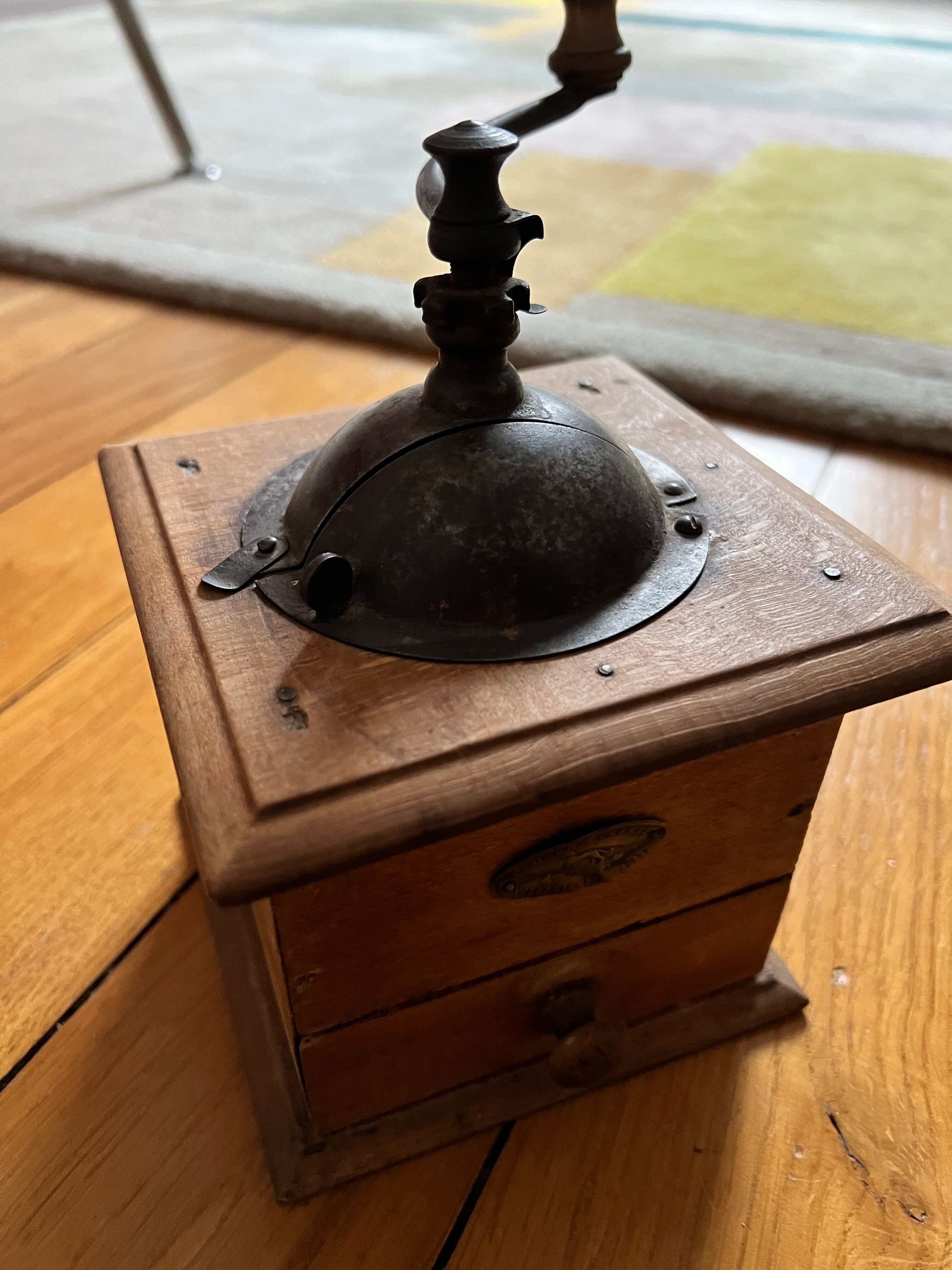 Period pepper mill