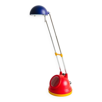 Lampe de bureau avec abat-jour en métal peint en bleu, bras articulé en chrome, style Memphis des années 80 Pop Art avec base rouge et accents jaunes.