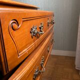 Commode 3 tiroirs en merisier blond de style Louis XV