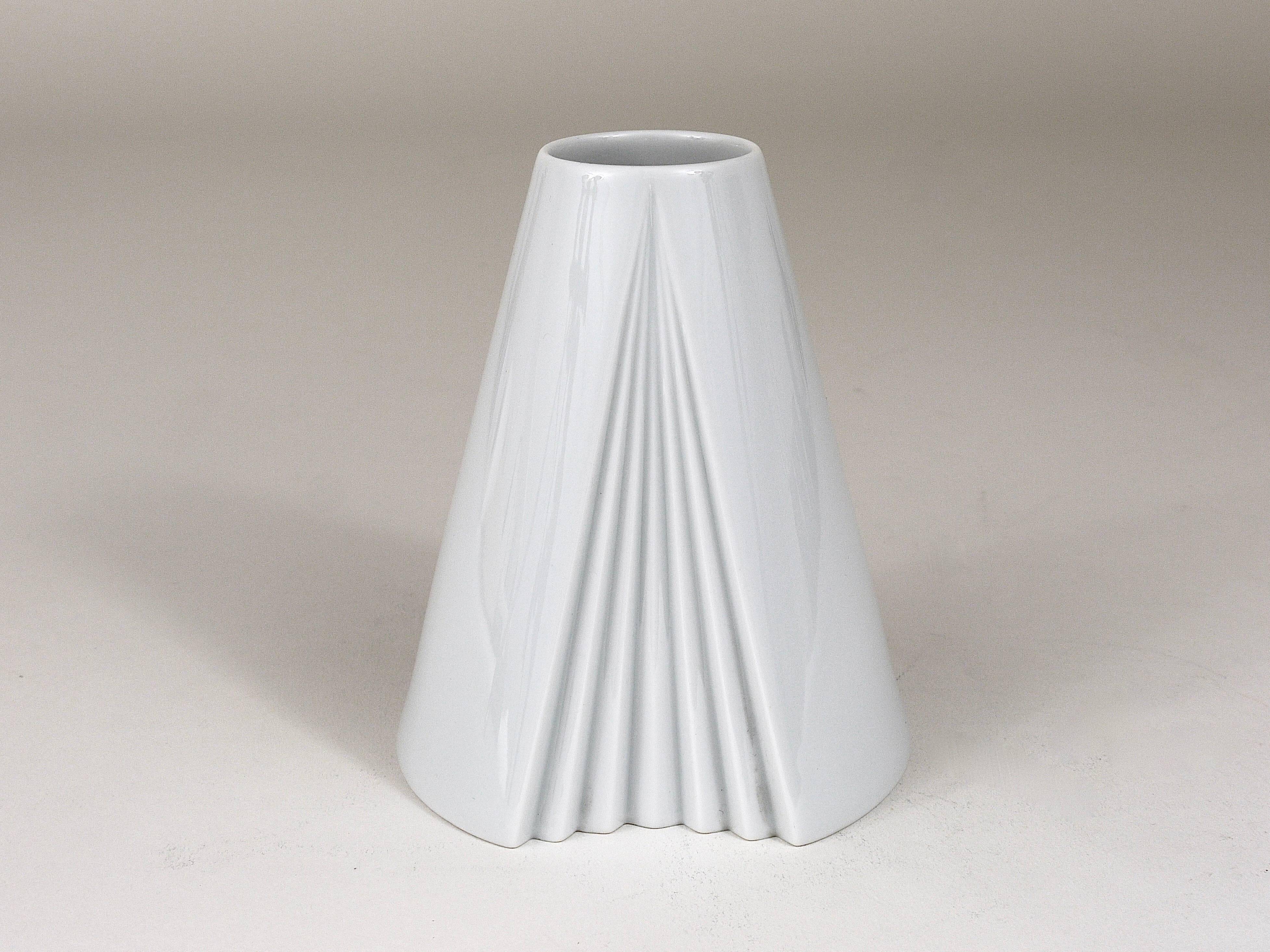 Geometric white porcelain vase Op Art Ambrogio Pozzi Rosenthal, Germany, 1980s