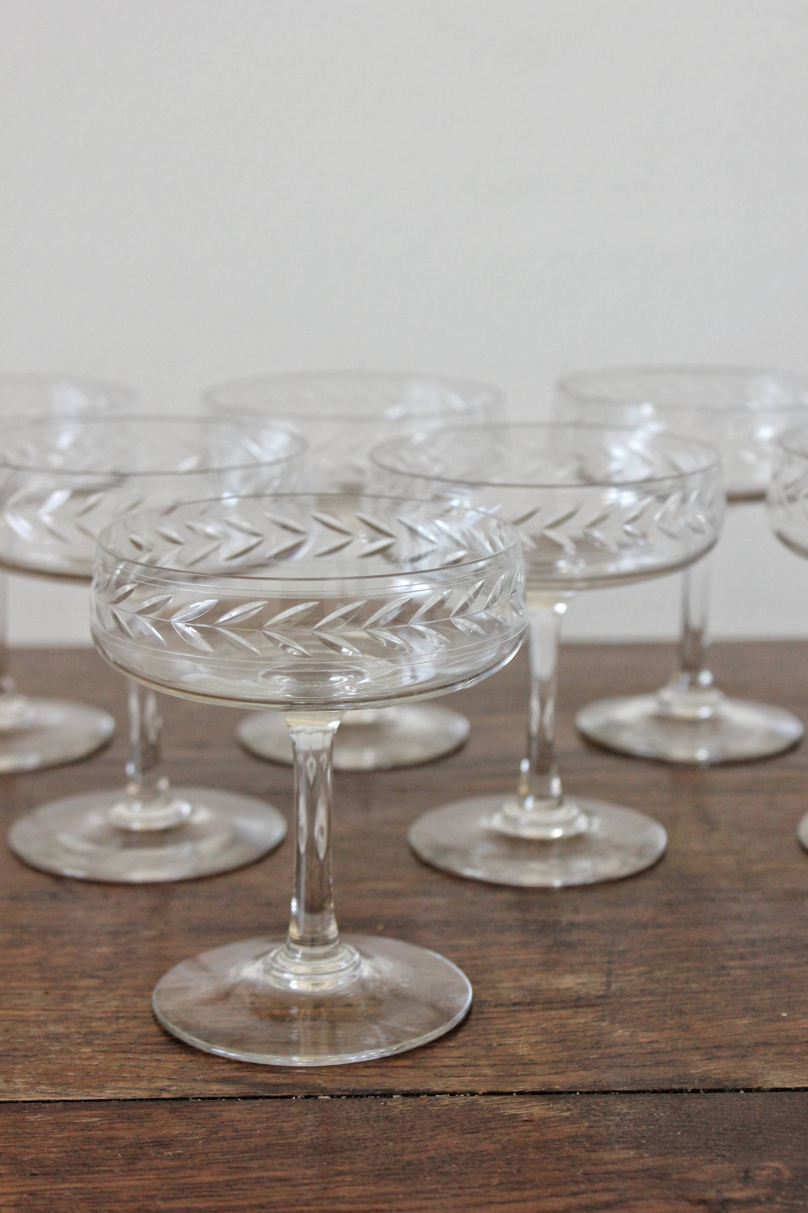 8 coupes à champagne en cristal gravé
