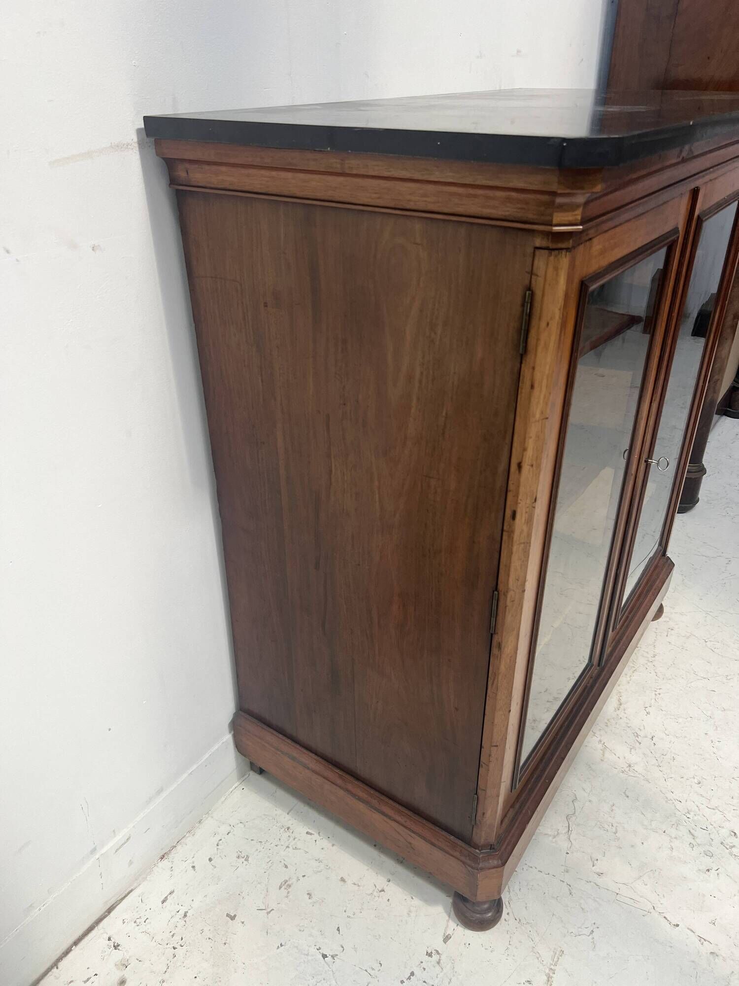 Display cabinet at counter height in mahogany and veneer, 19th century.