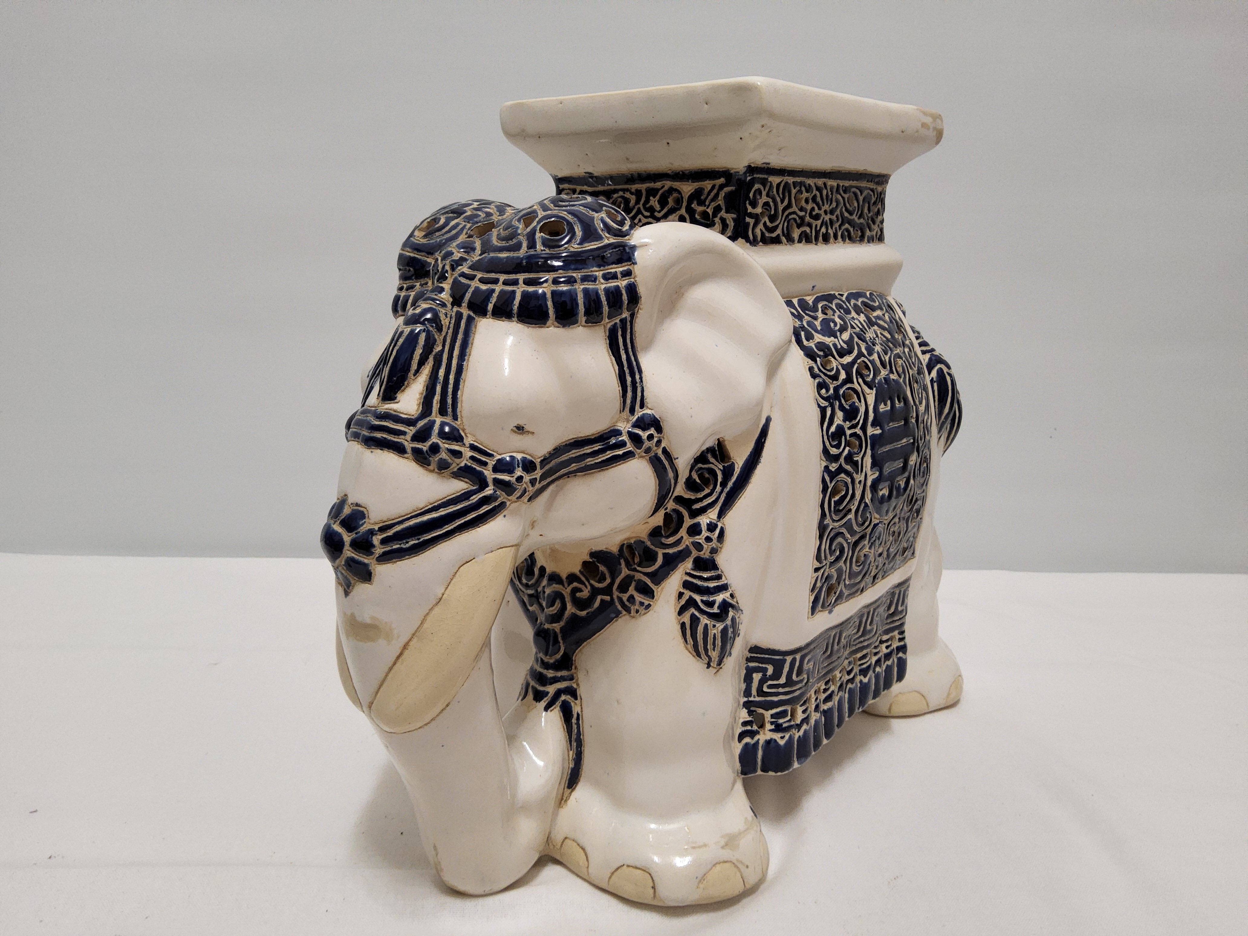 Eléphant en céramique porte-plante
