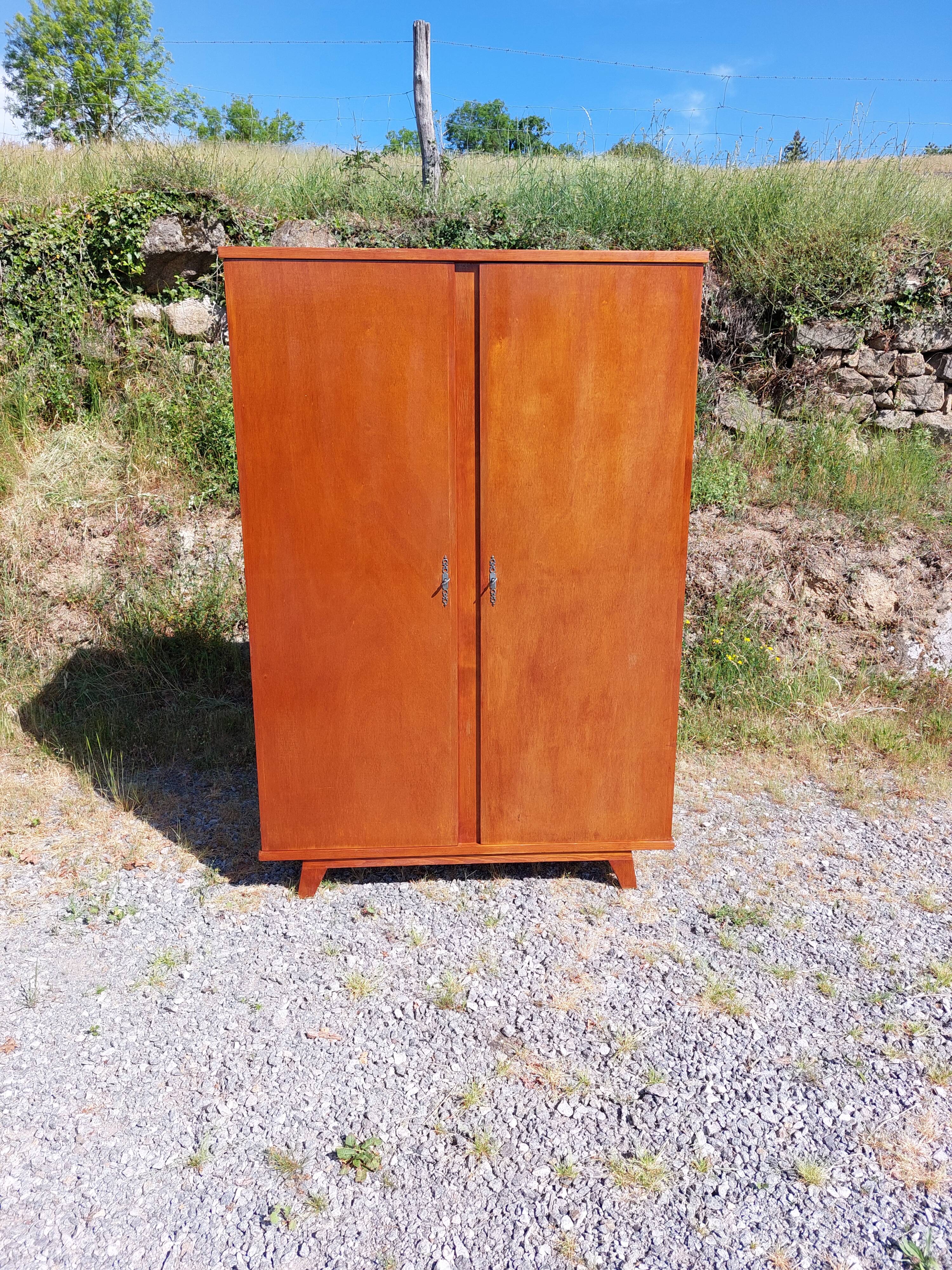 Compass foot cabinet