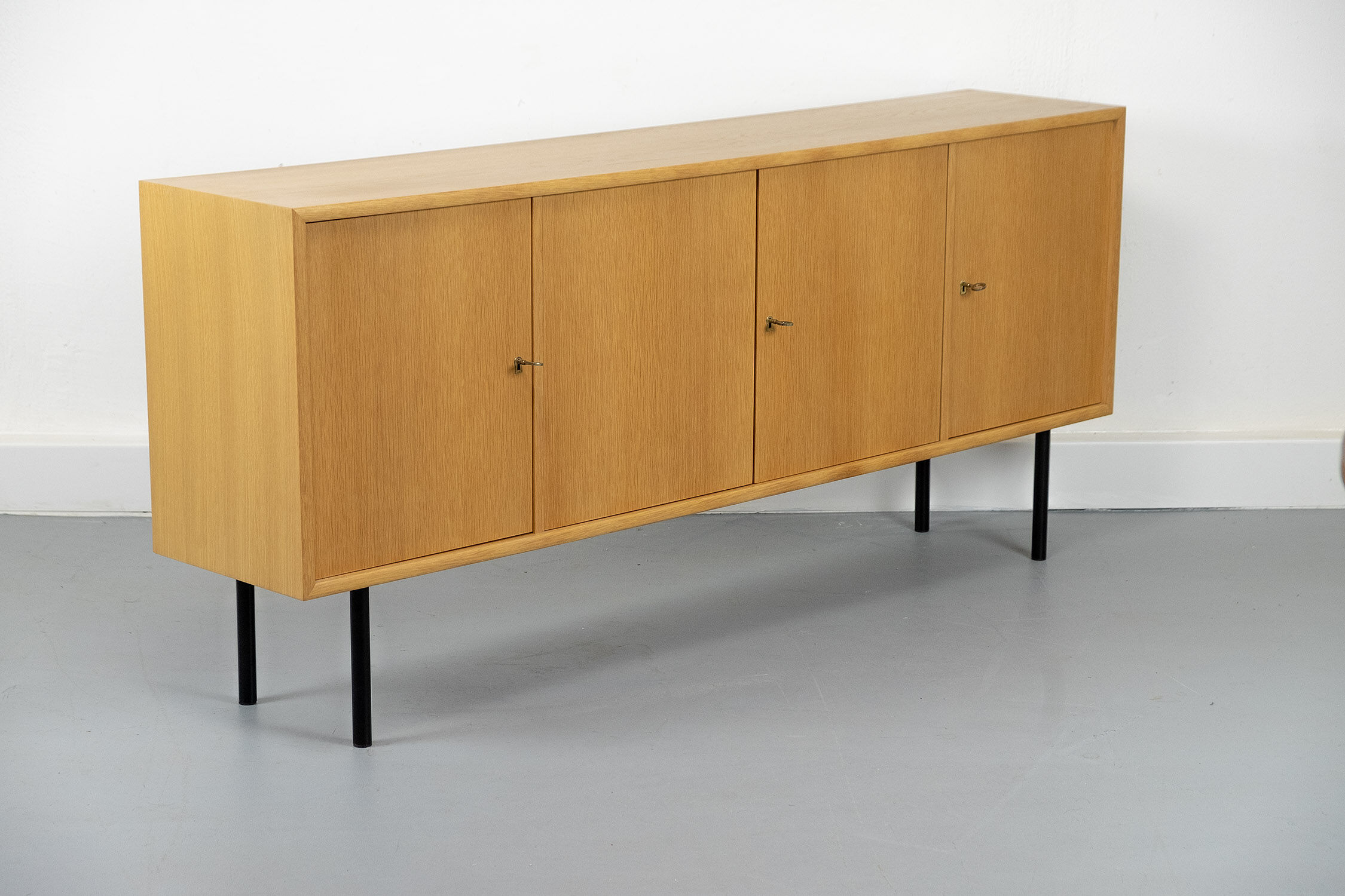 Enfilade en chêne clair du milieu du siècle de Wk Möbel années 1970