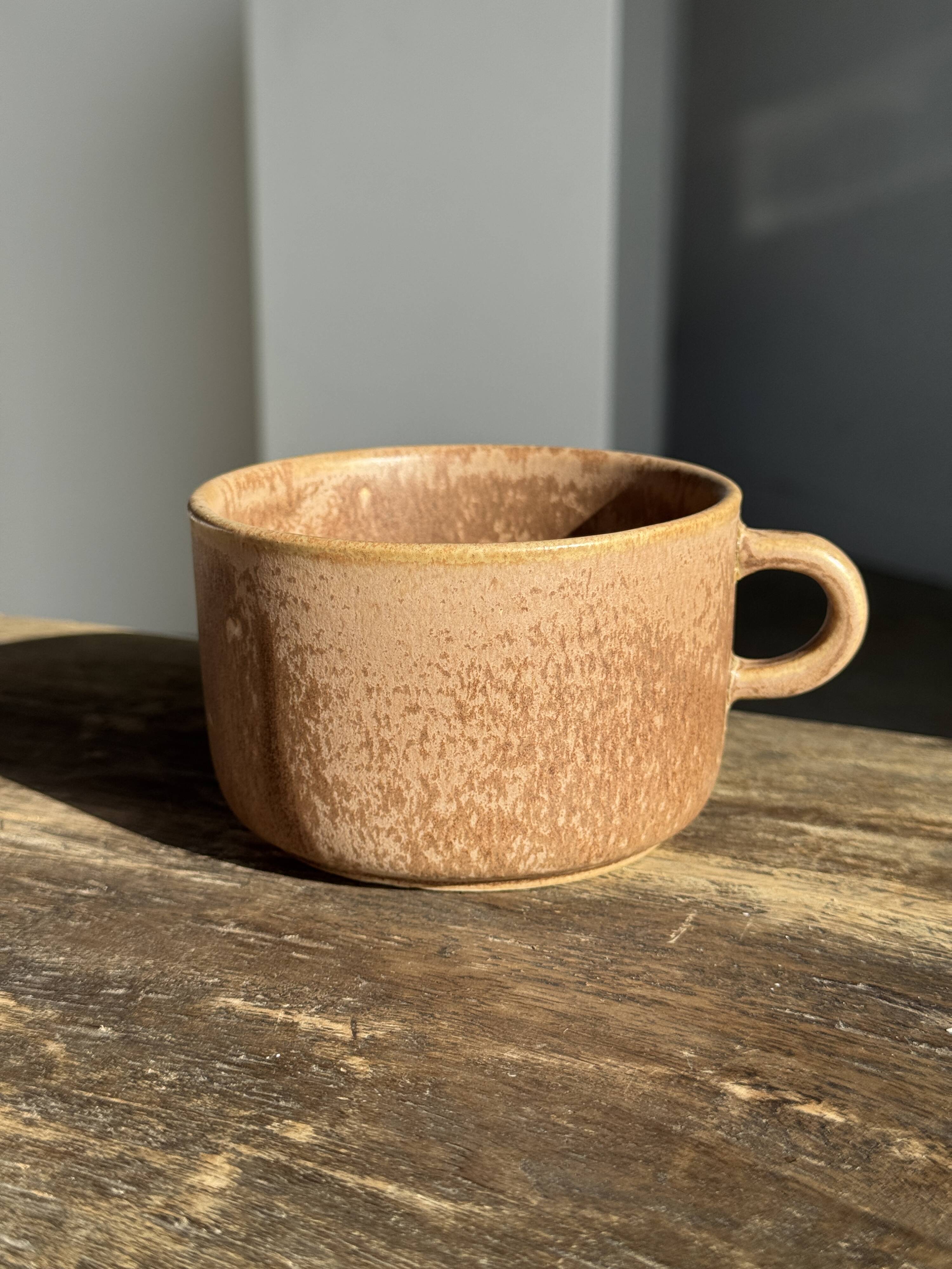 Tasse en grès émaillé brun H6,5 D10,5