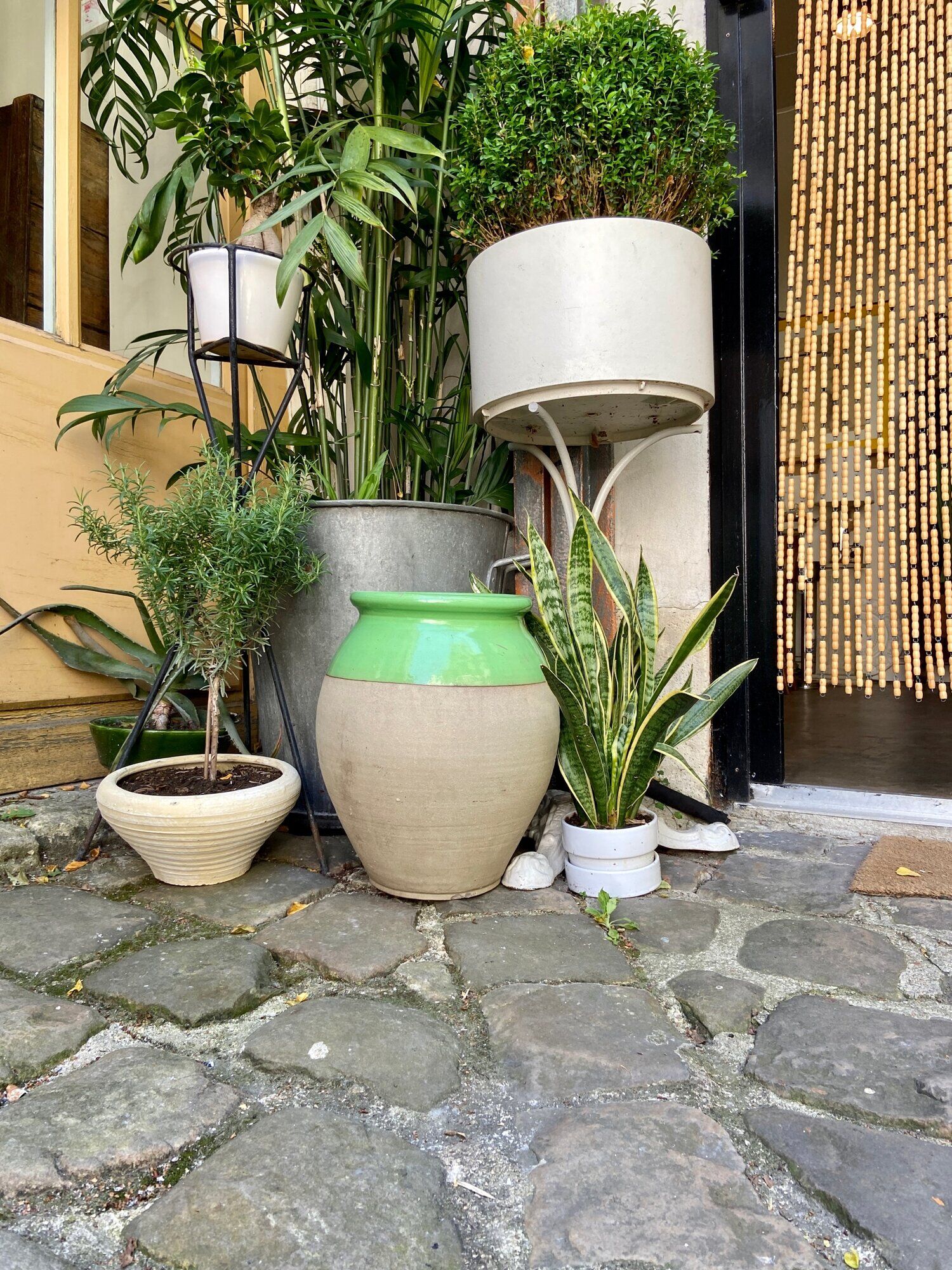 Pot en grès émaillé beige et vert arsenic