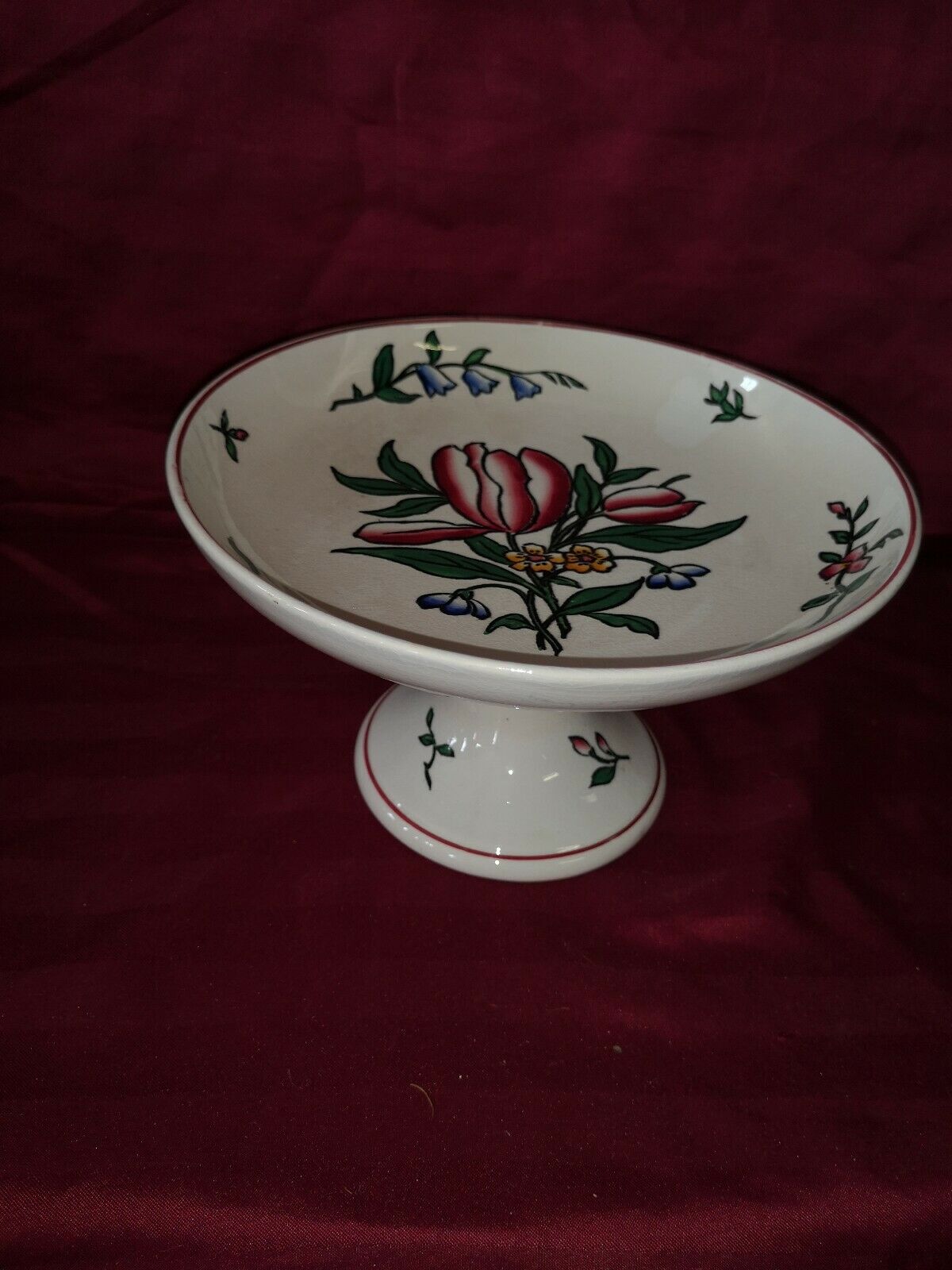 Cut on foot in Sarreguemines floral decoration