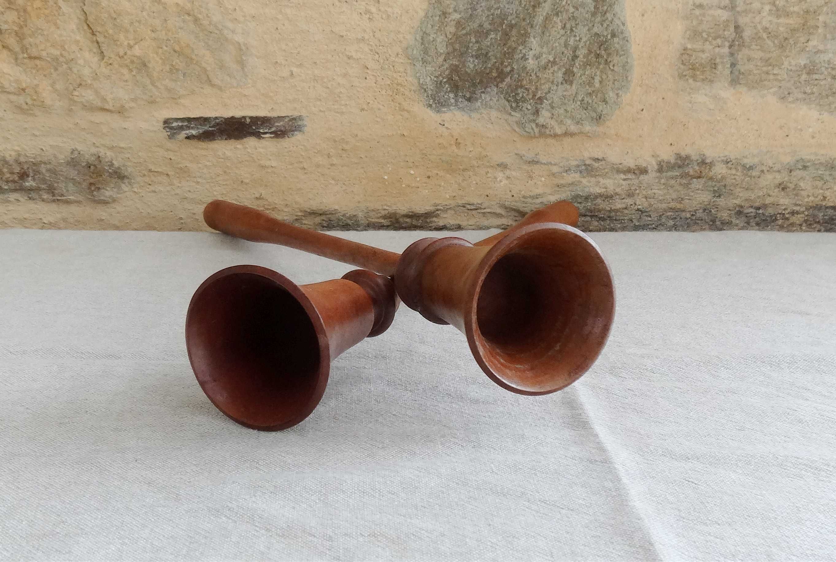 Set of a set of 8 pins, 2 bilboquets and 3 old wooden balls
