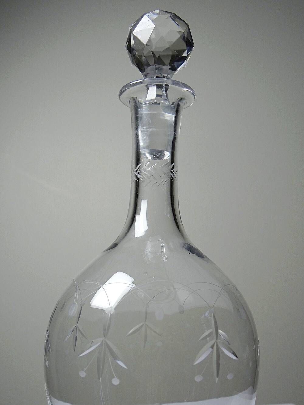Antique crystal decanter from Nancy, engraved, circa 1920-1930.
