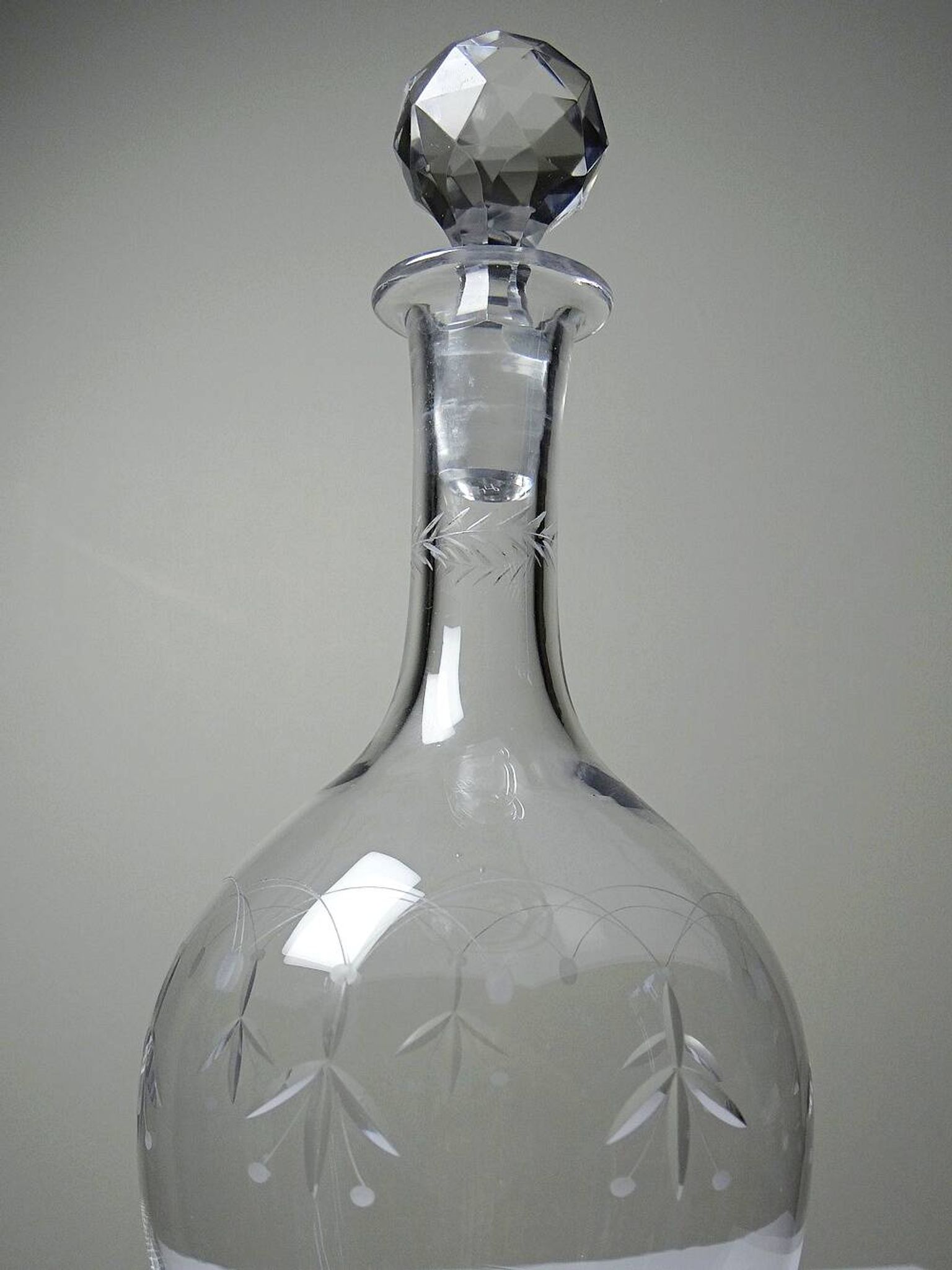 Antique crystal decanter from Nancy, engraved, circa 1920-1930.