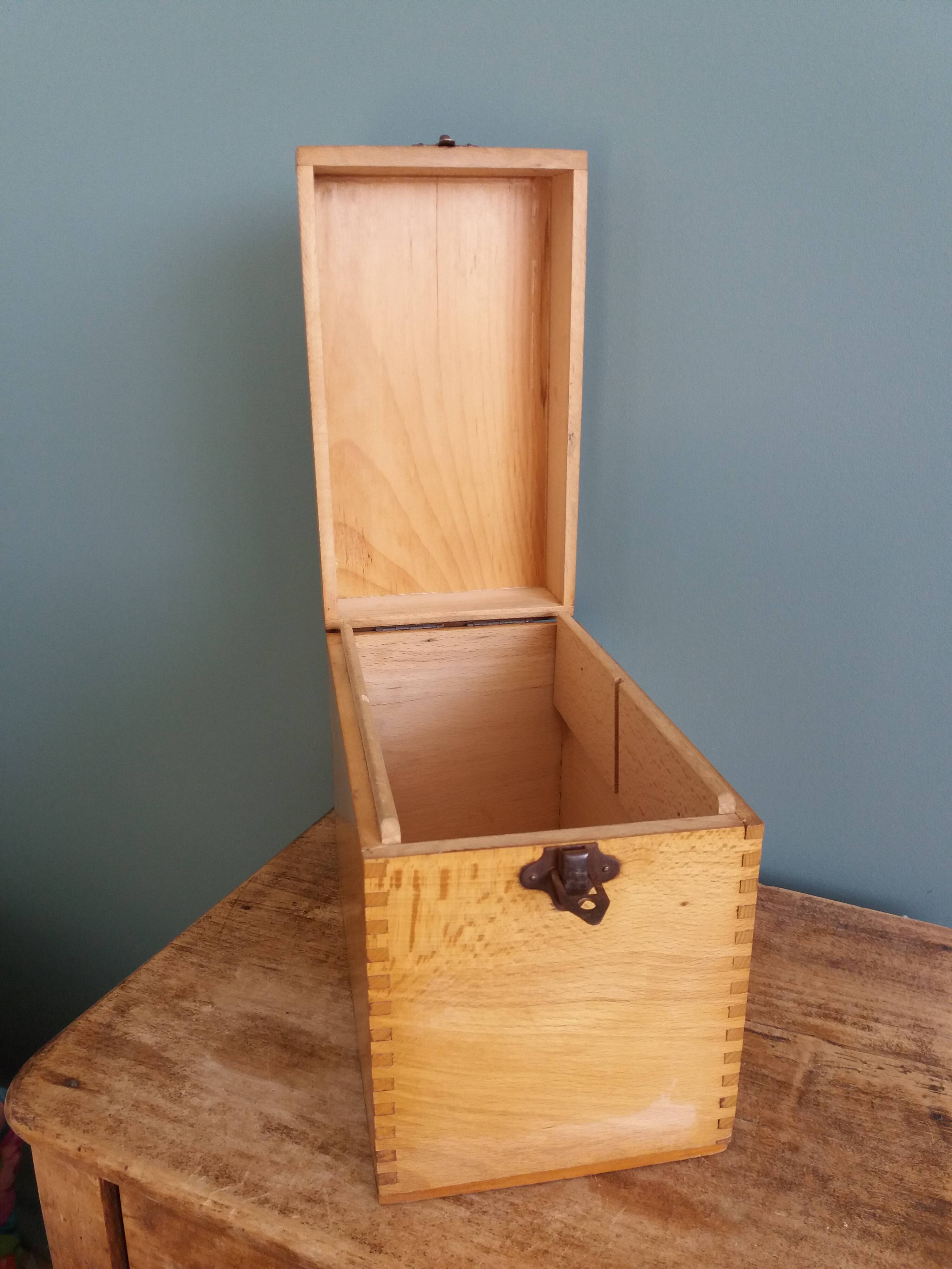 Wooden storage box, empty pocket