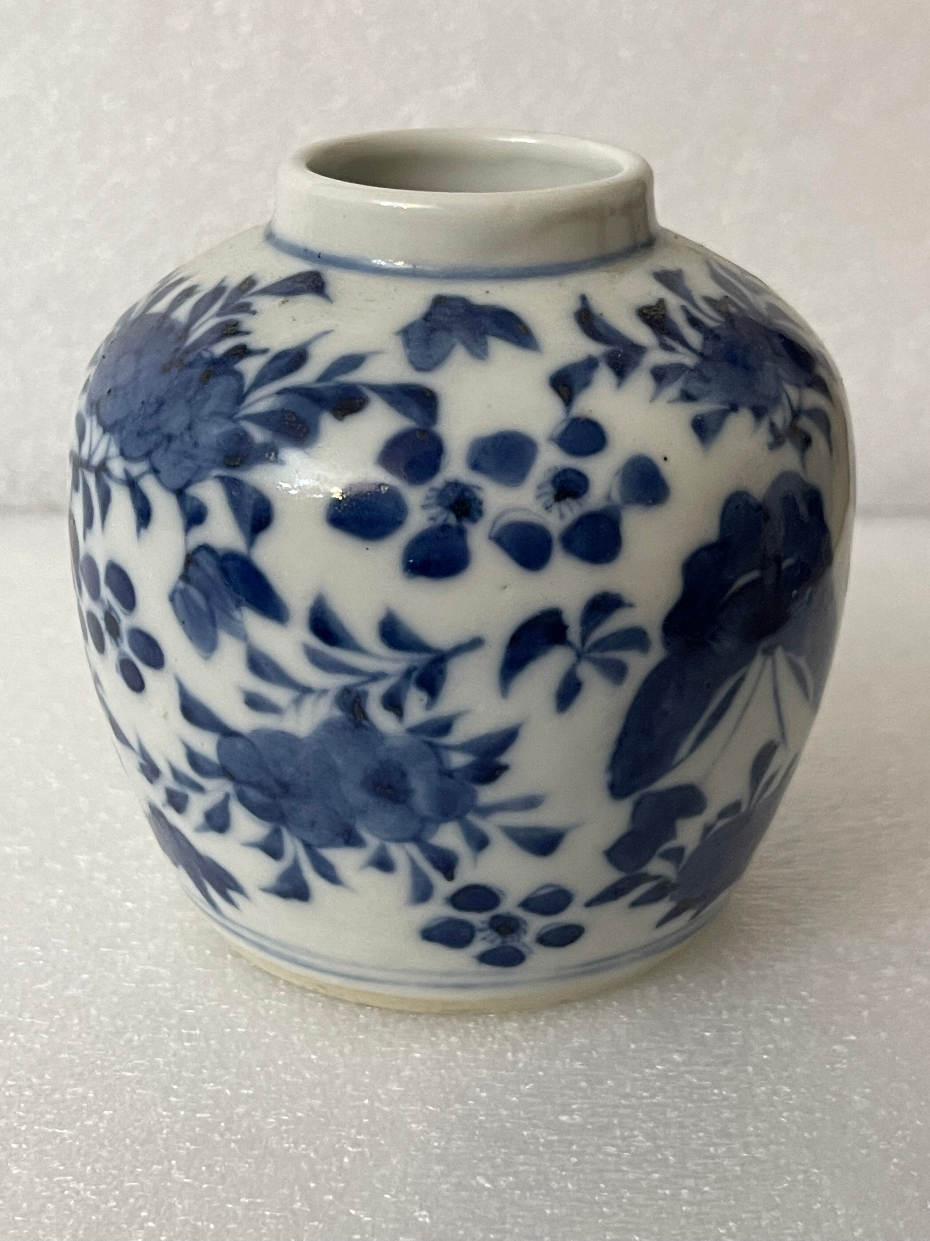 China blue white pot with butterfly bird décor nineteenth signature 4 characters