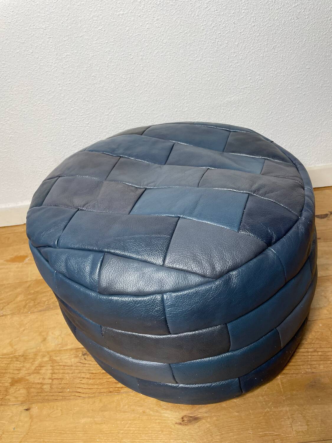 Pouf en cuir patchwork de Sède bleu