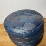 Pouf en cuir patchwork de Sède bleu