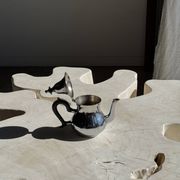Théière en métal argenté, anse noire