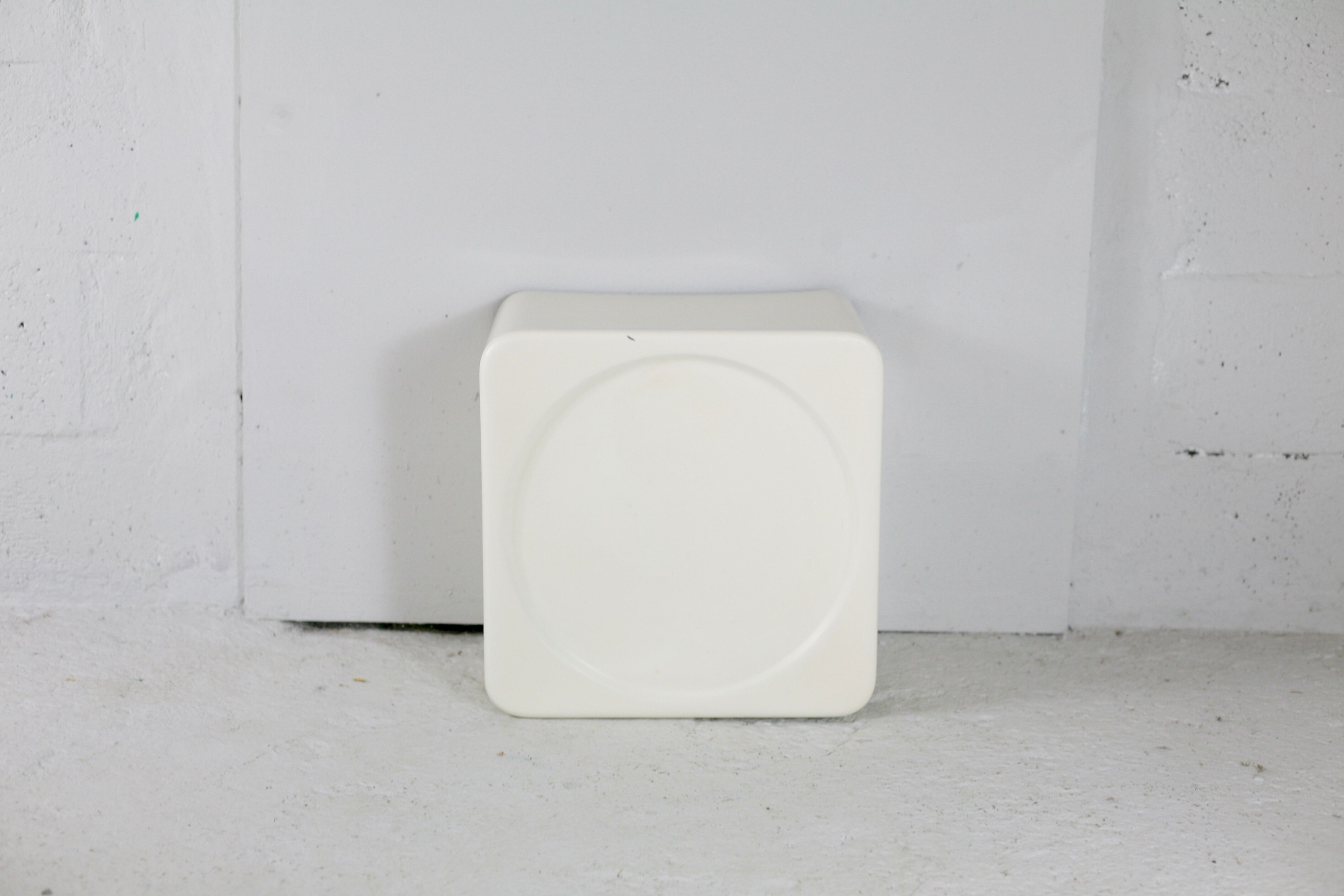 Coffee table "space age" fiberglass, white laquered, circa 1970