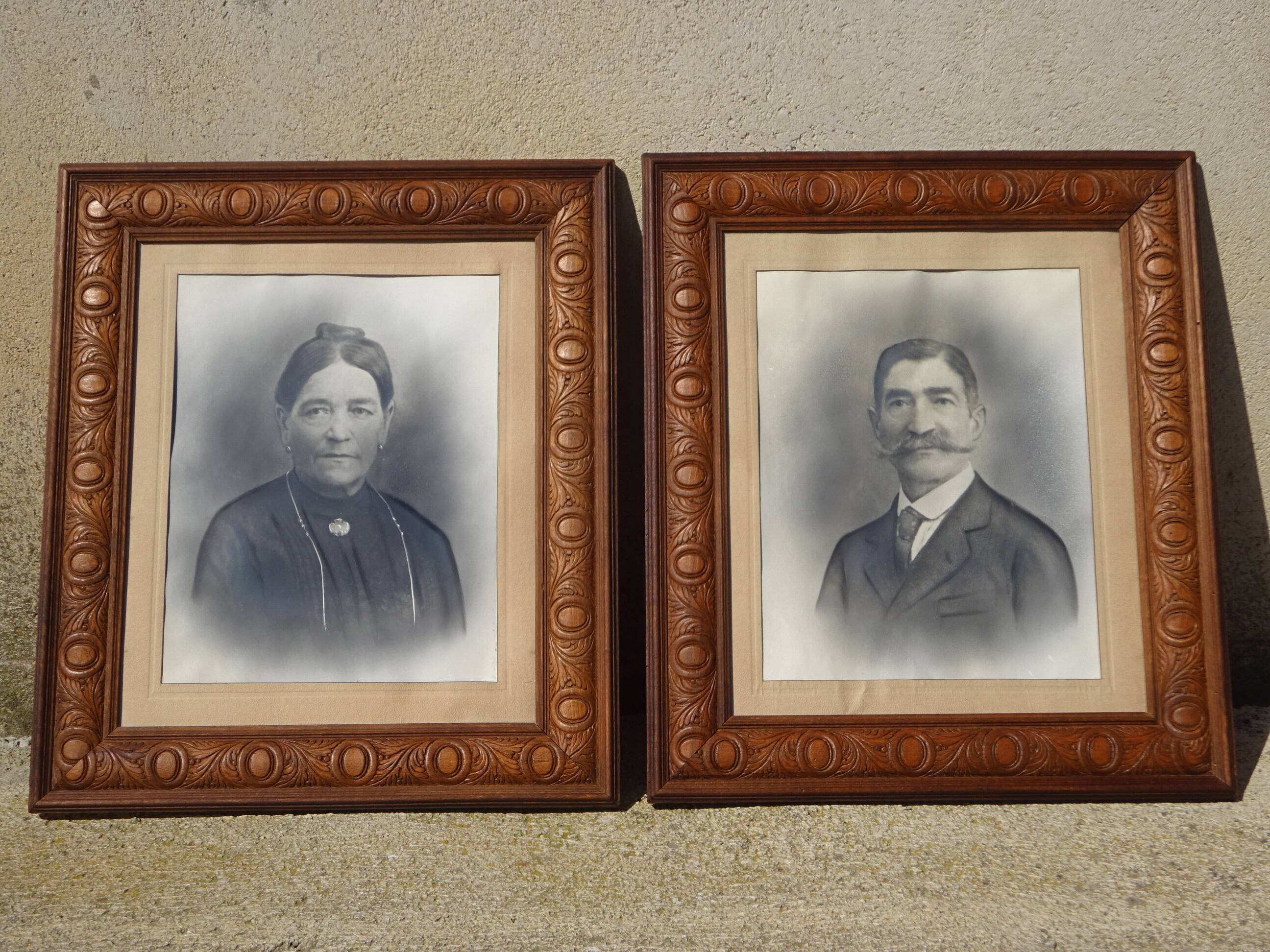 Portraits photos dans cadre en bois, la paire