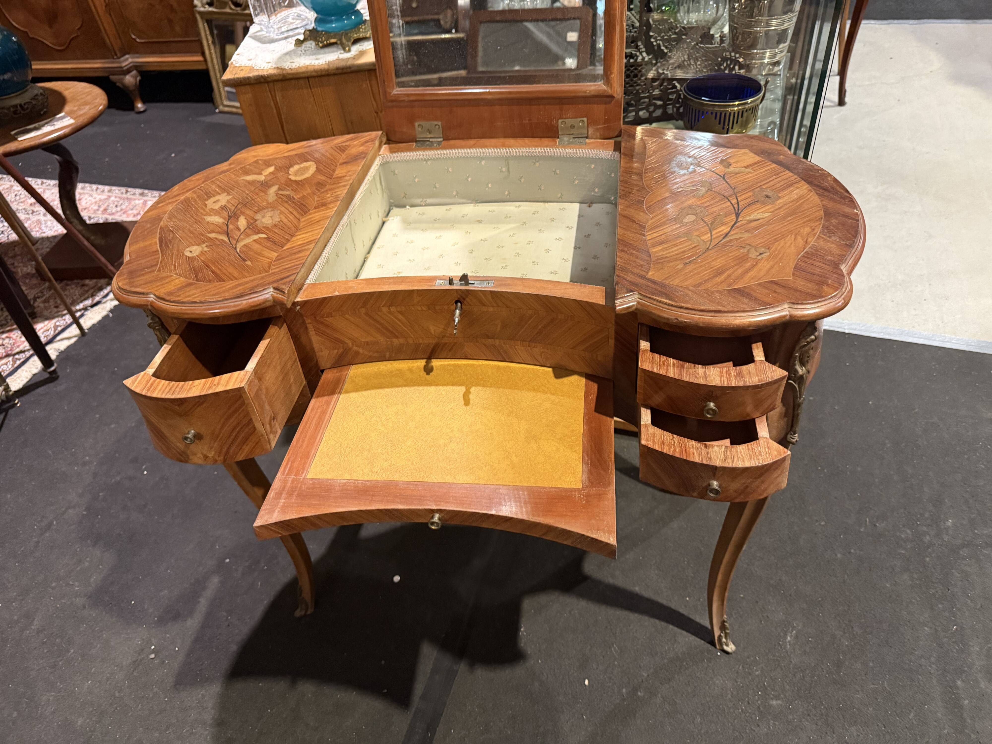 Coiffeuse marqueté en forme de rognon