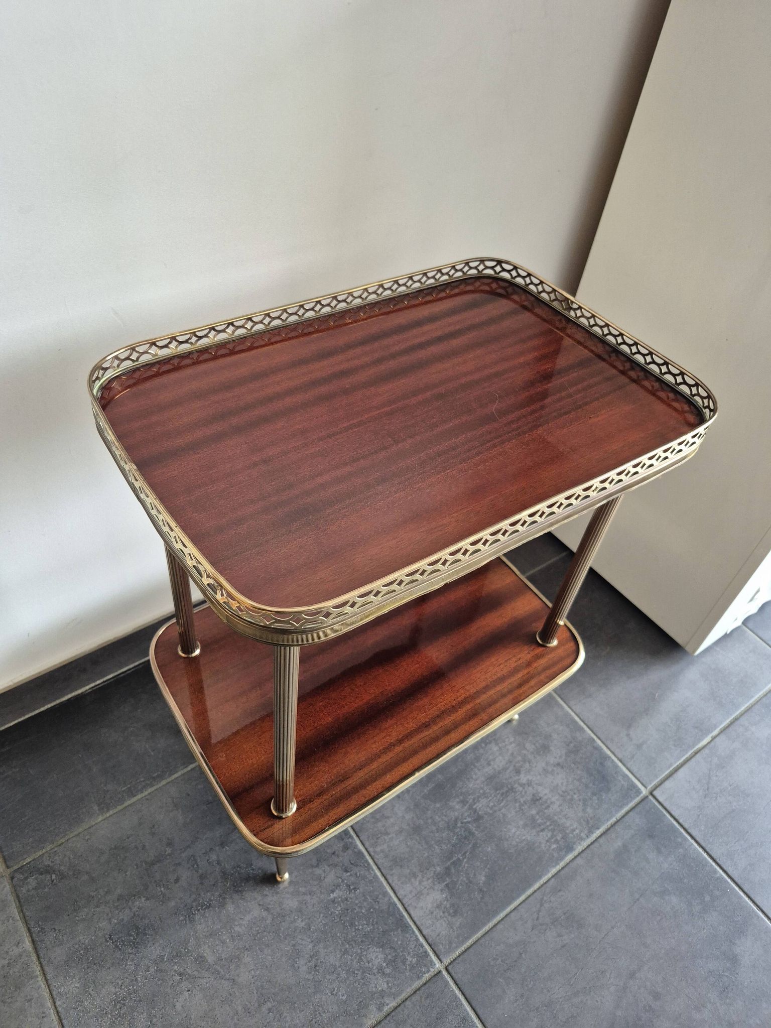 Desserte / Petite table d'appoint plaquage acajou et laiton mid century