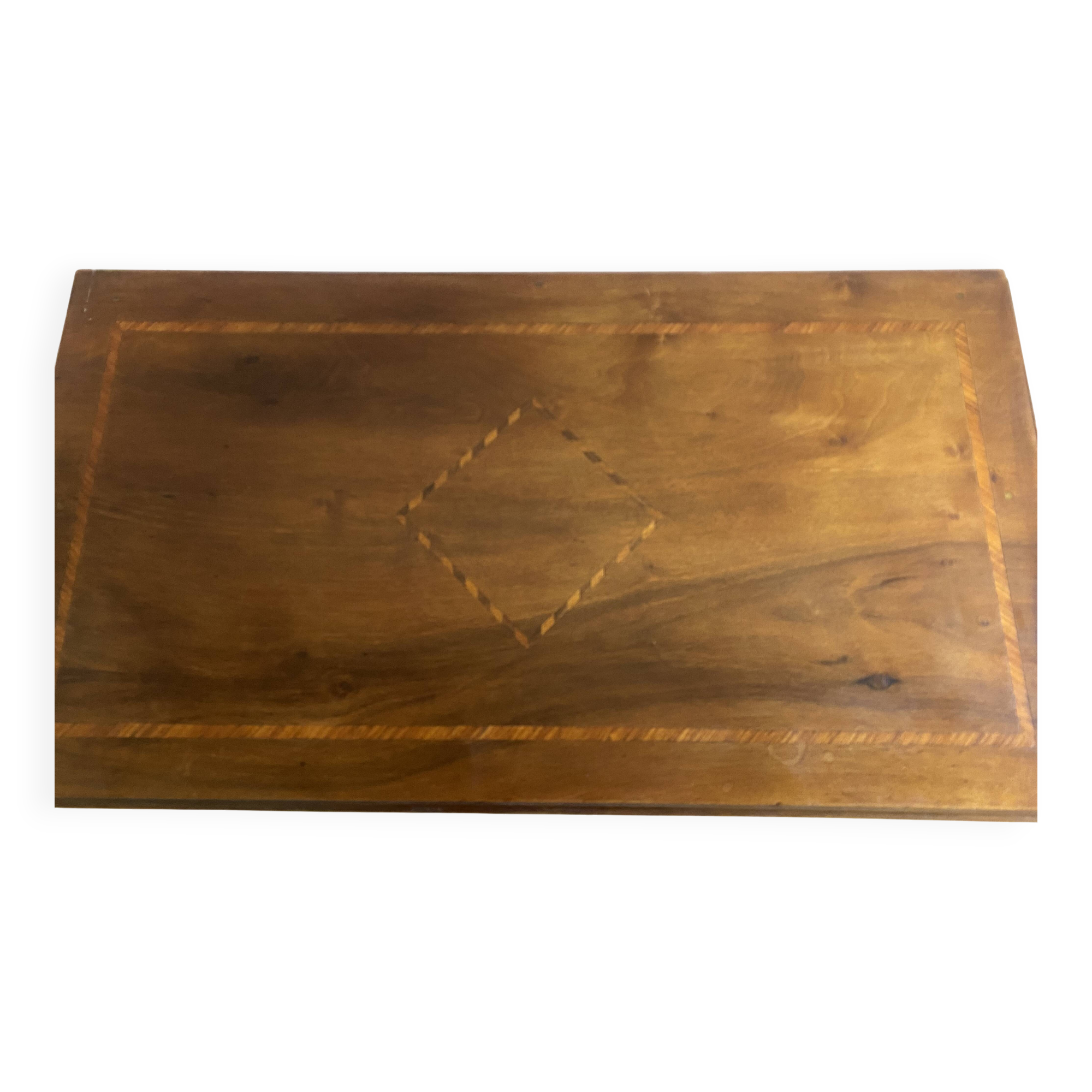 Petite commode de style Louis X.V. en parqueterie de bois de rose;