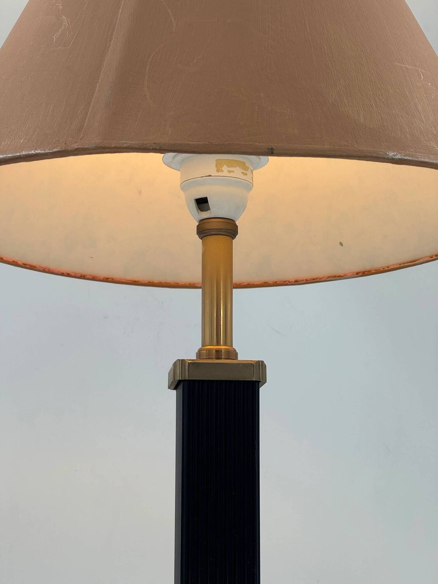 Vintage table lamp in black lacquer and gold metal, fluted column.