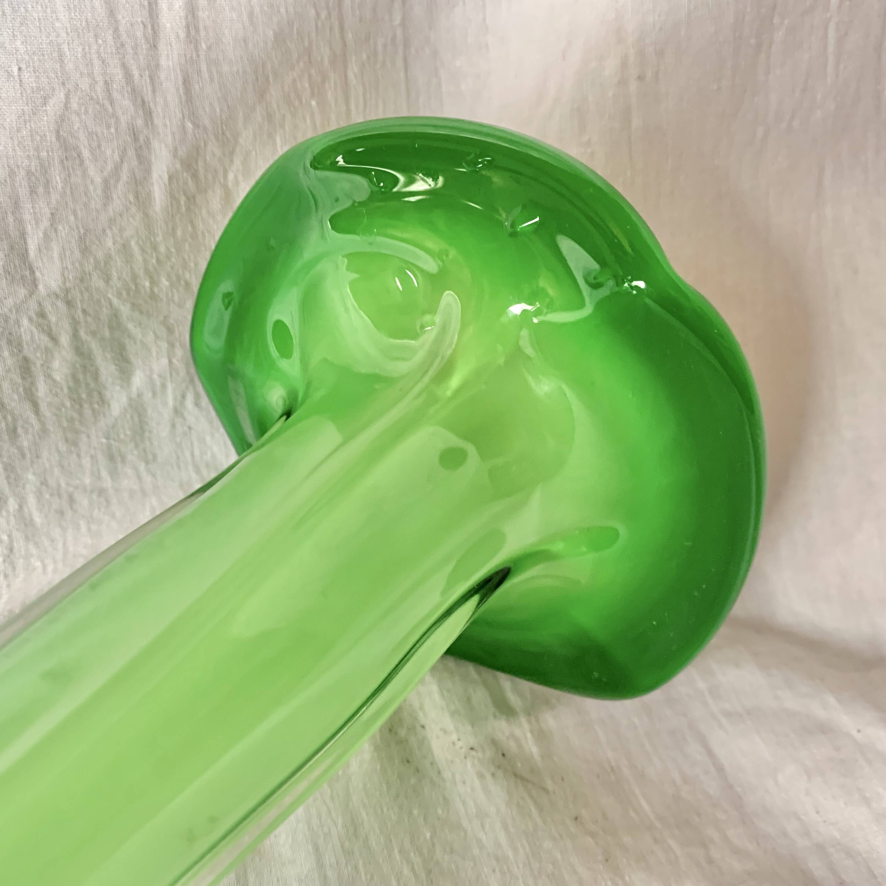 Vase soliflore vintage en verre soufflé vert - 43 cm