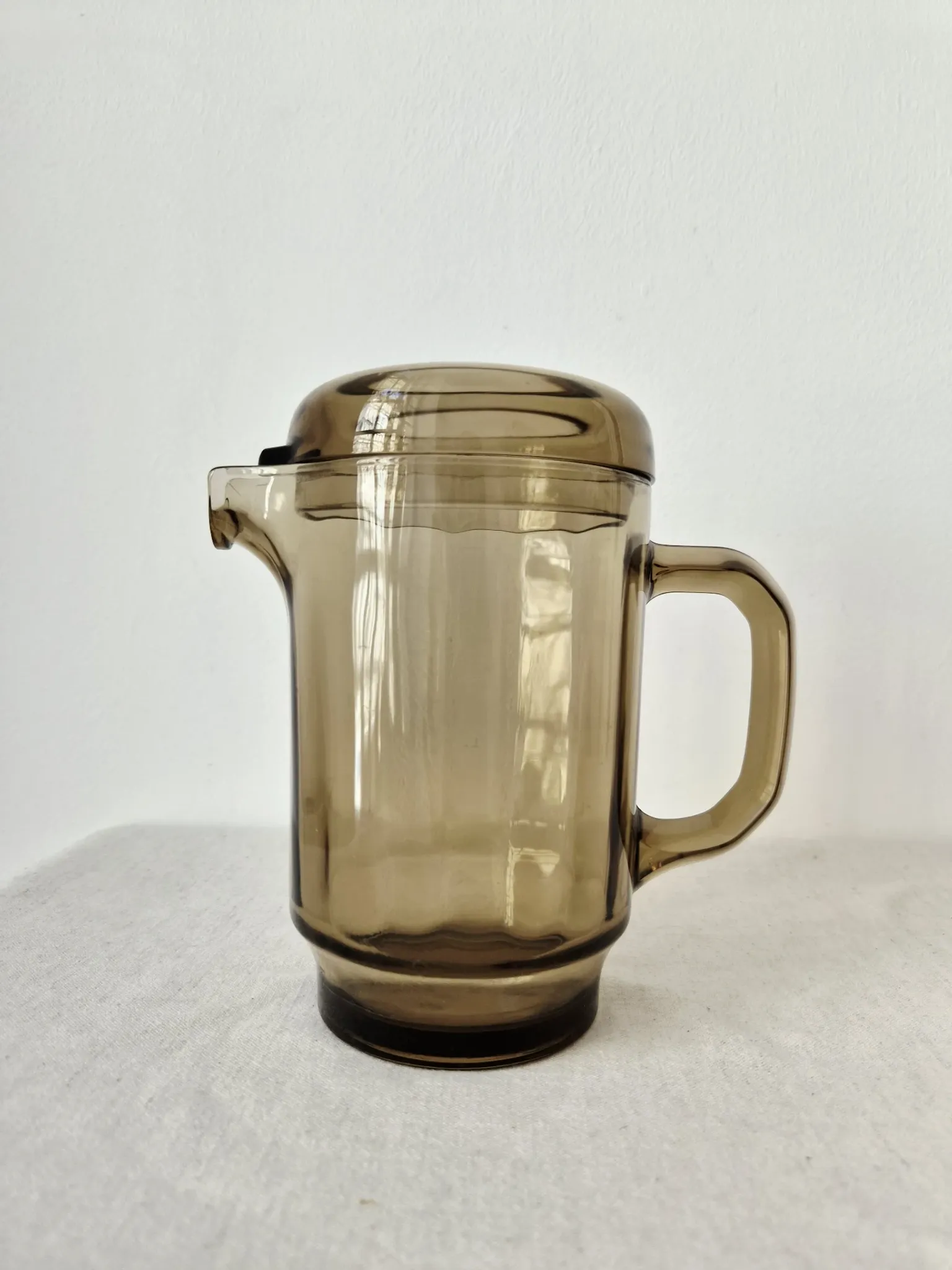 Vintage carafe with smoked glass lid '70s/'80s - Arcoroc France