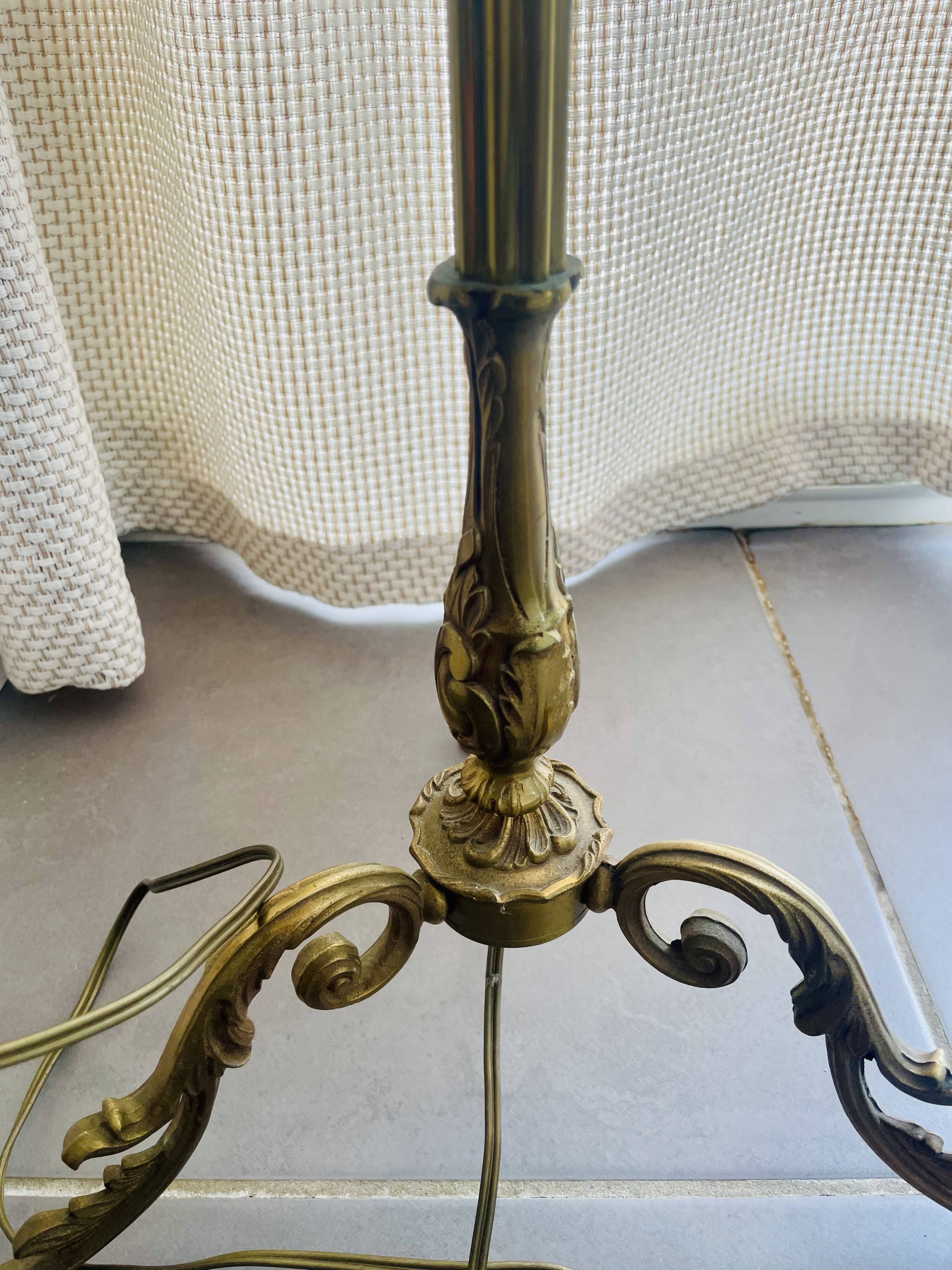 Floor lamp in gilded brass and round glass globe