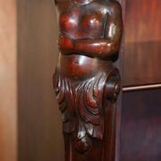 Bibliothèque sculptée à la main circa 1900 en bois dur avec statues Hermès