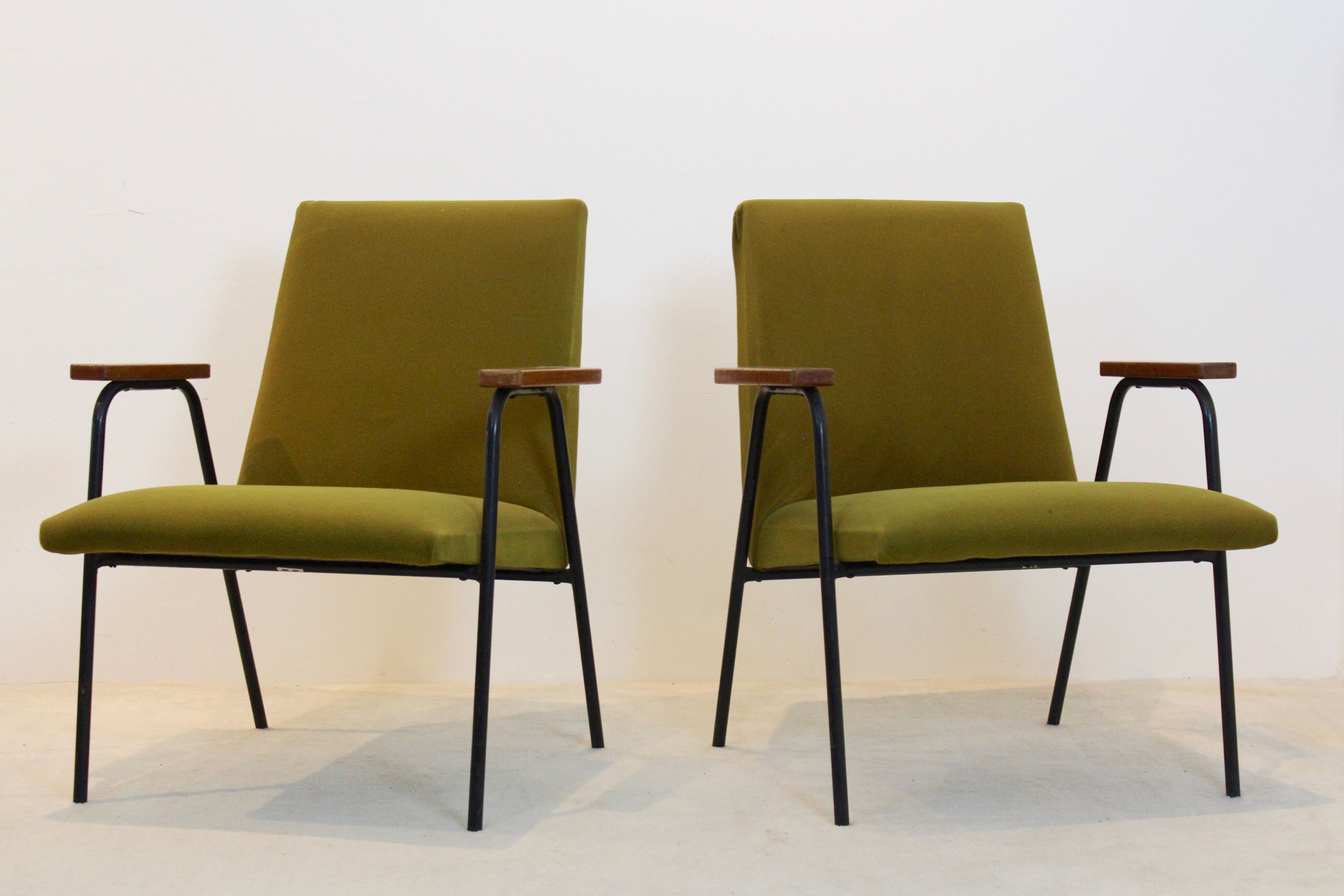 Pierre Guariche armchair by Meurop