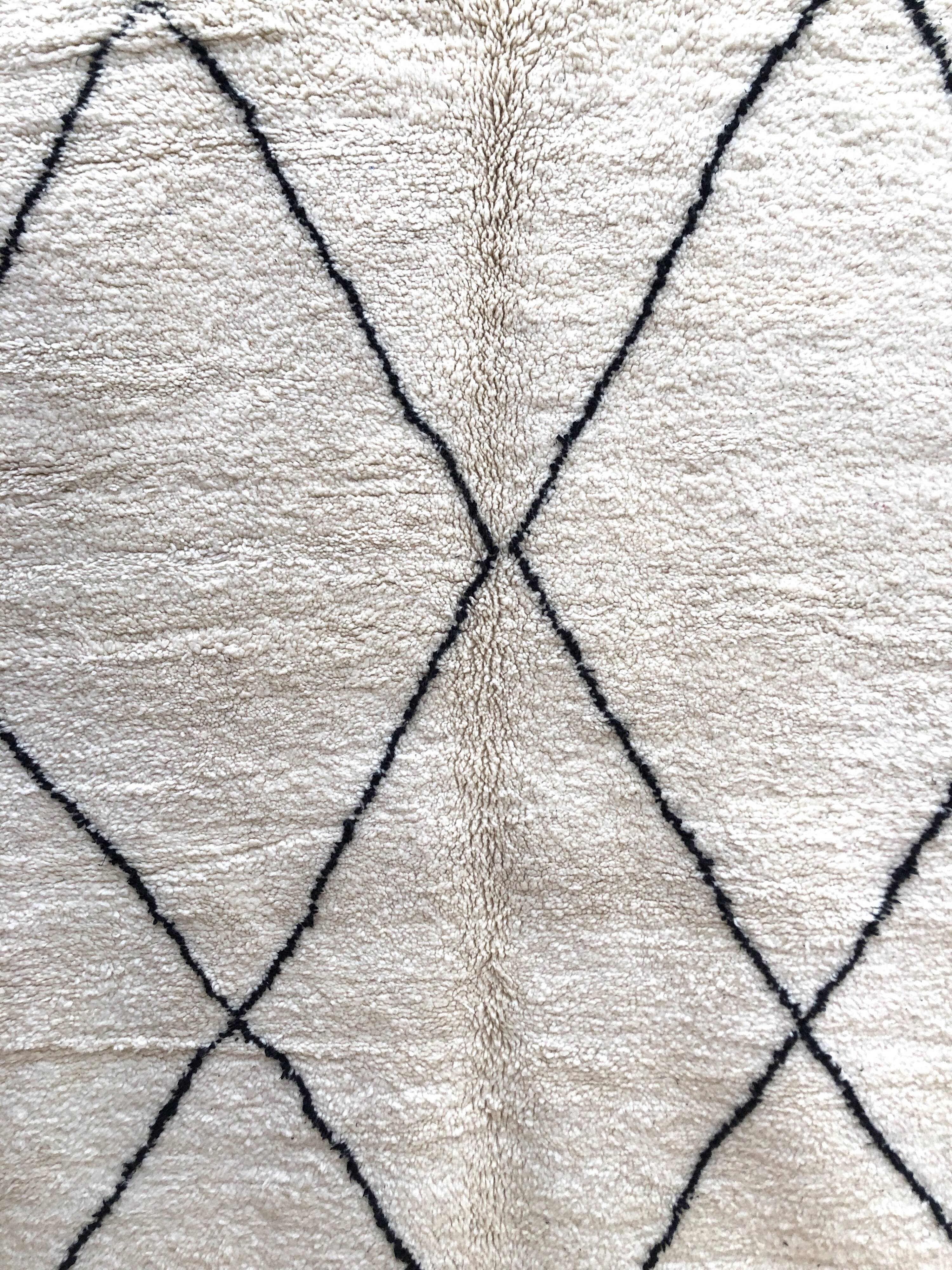 Moroccan Berber carpet Beni Ouarain with black diamonds2,47x1.70m