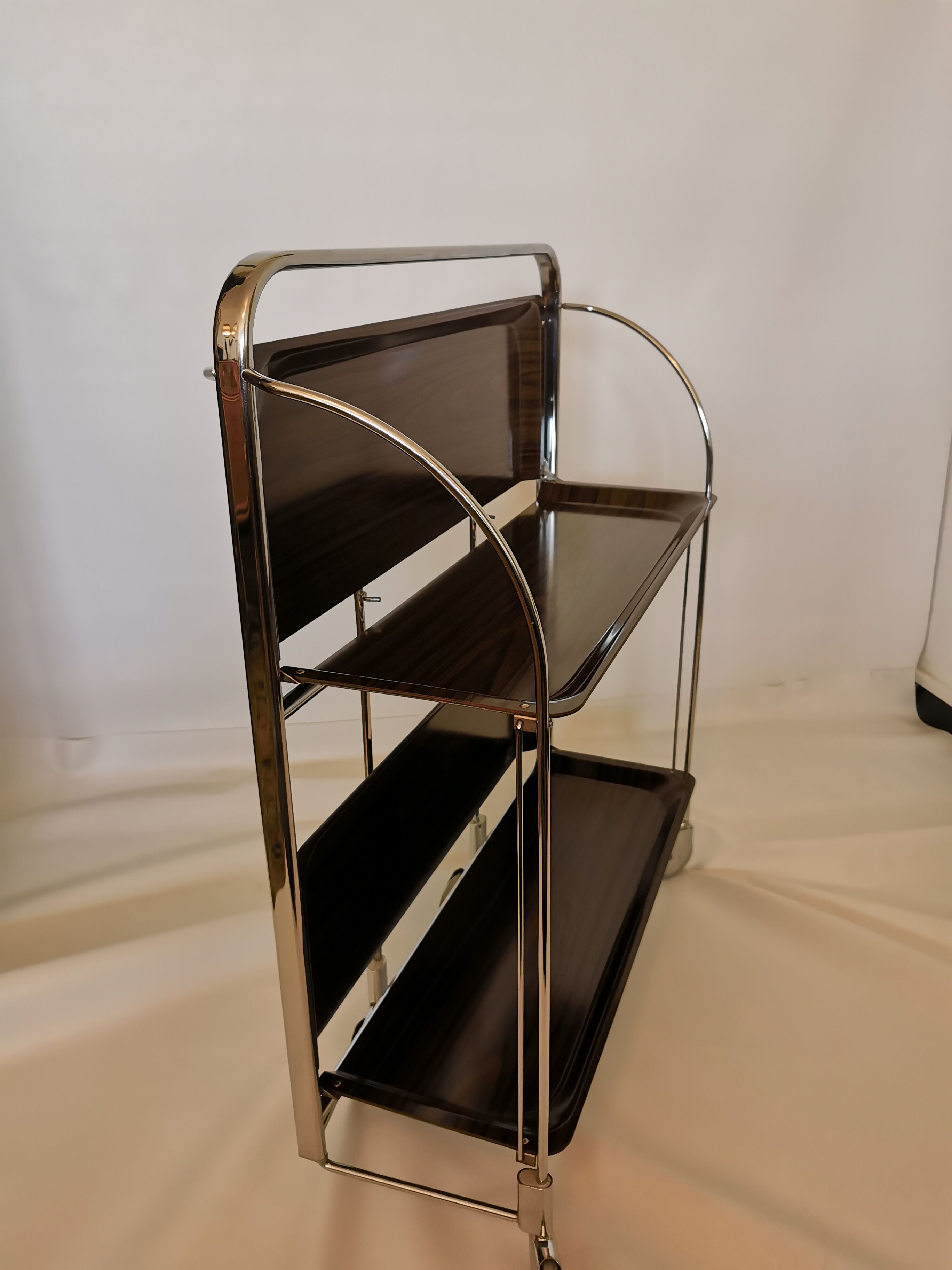 Rolling dessert, trolley says 'dinett'