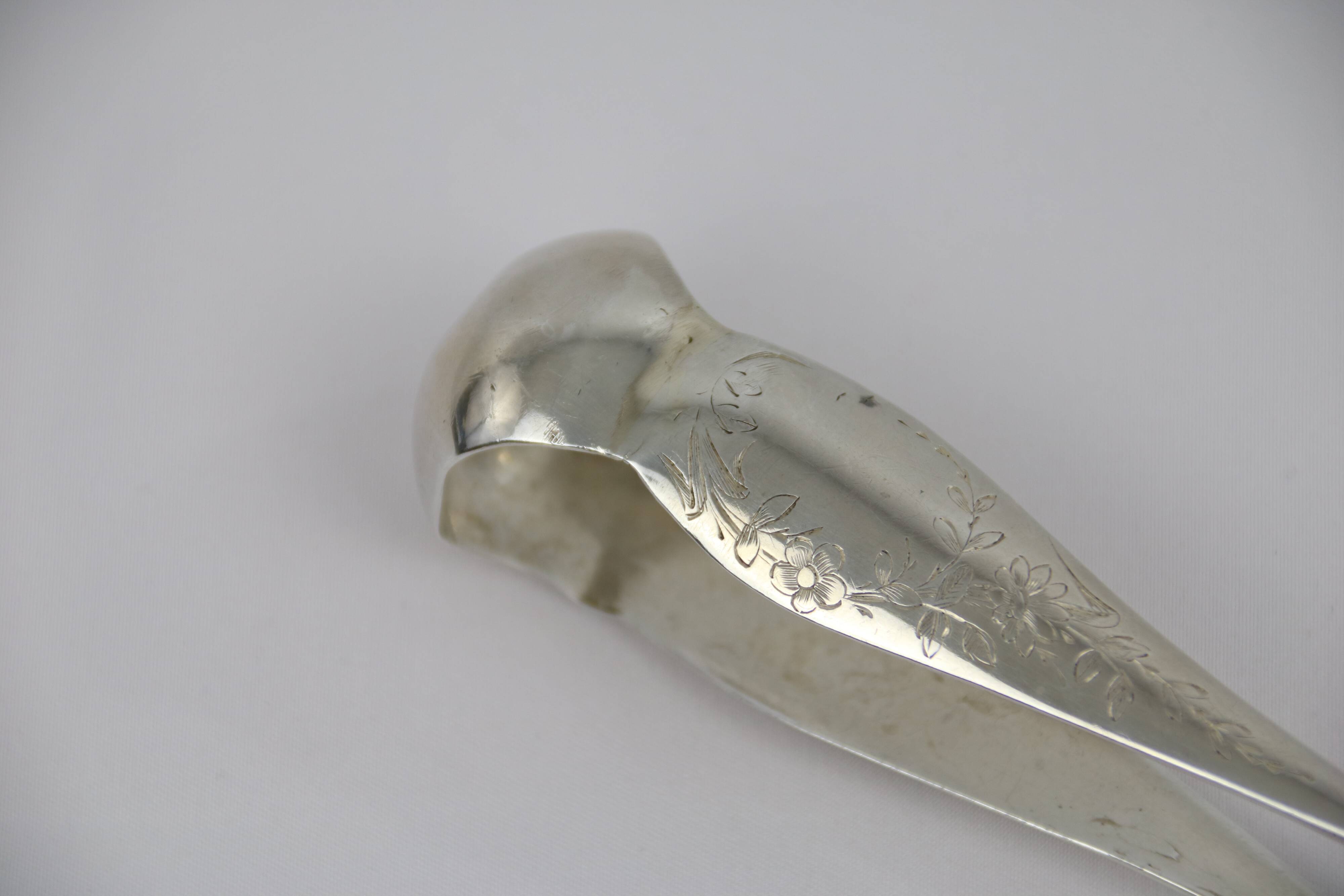 Acanthus-leaf sugar pinch in solid silver acanthus leaf